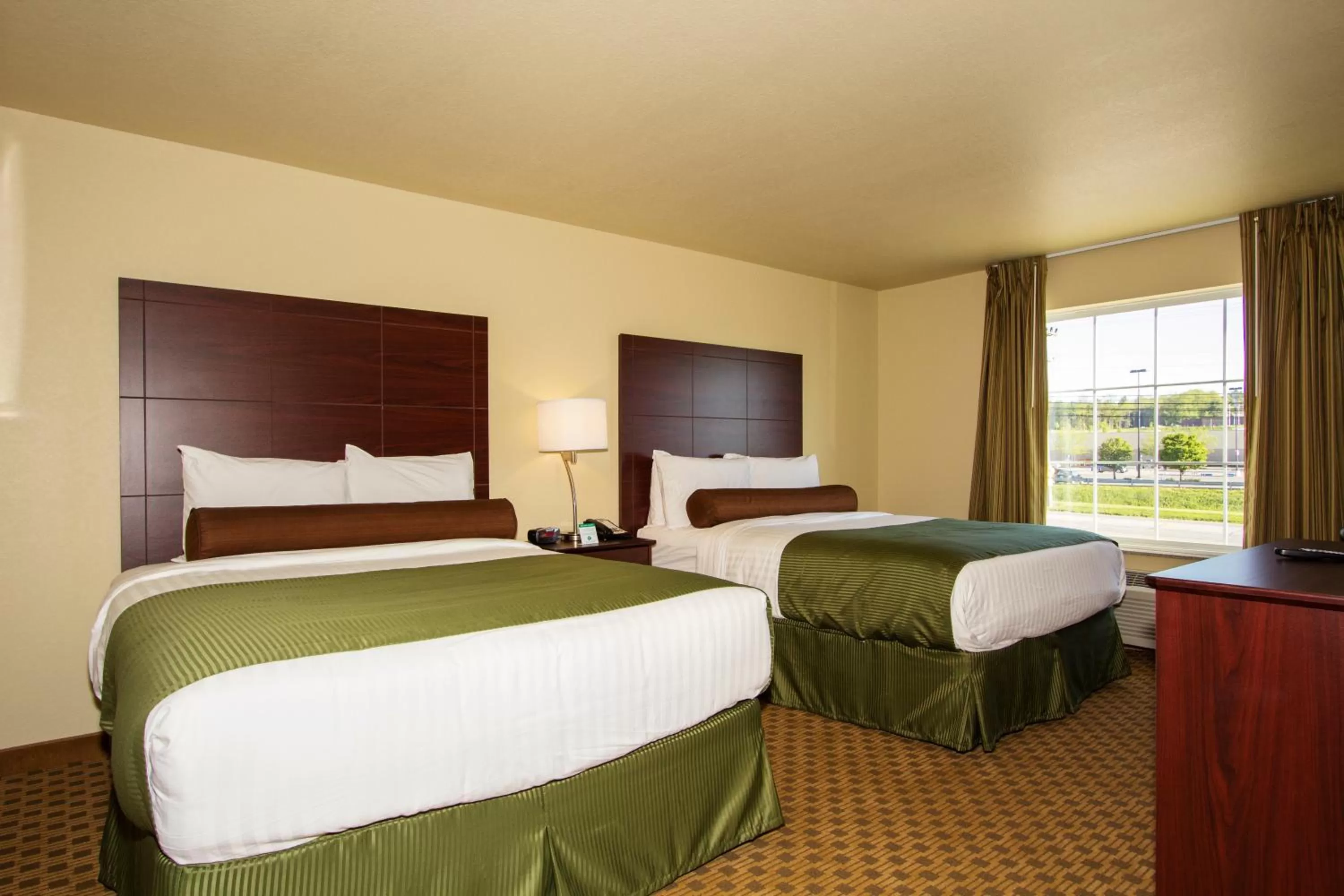Deluxe Queen Room in Cobblestone Inn & Suites - Corry