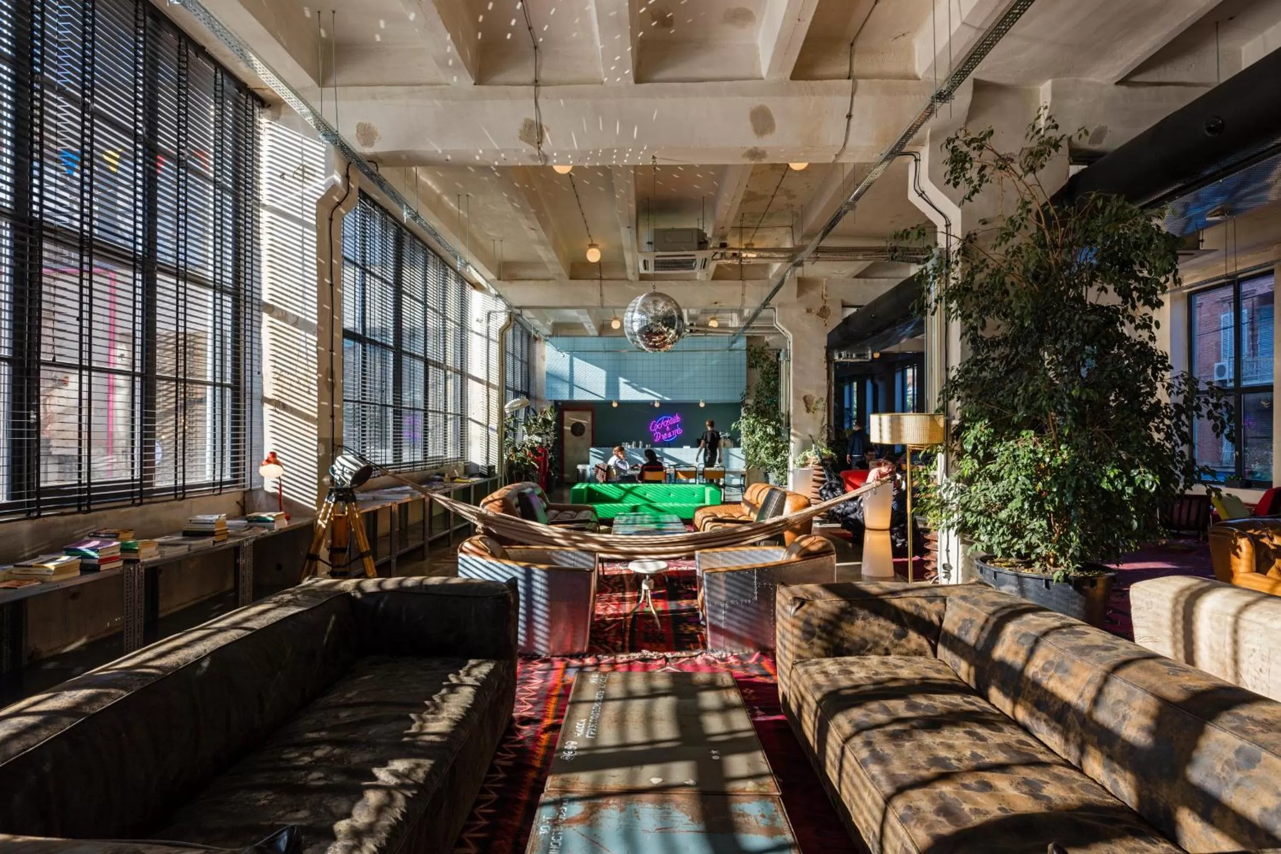 Restaurant/places to eat in Fabrika Hostel & Suites