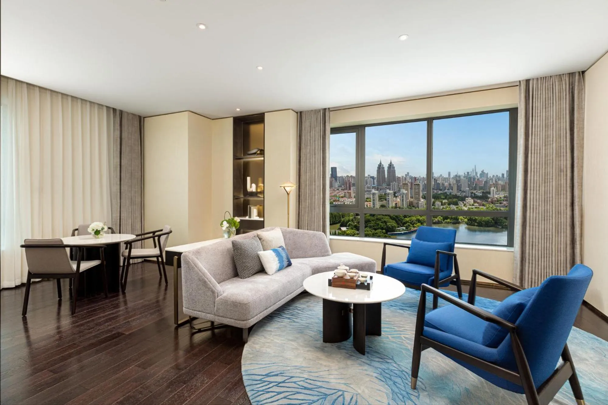 One-Bedroom Suite Dining Area Lake View in HUALUXE Shanghai Changfeng Park - Park Lake View