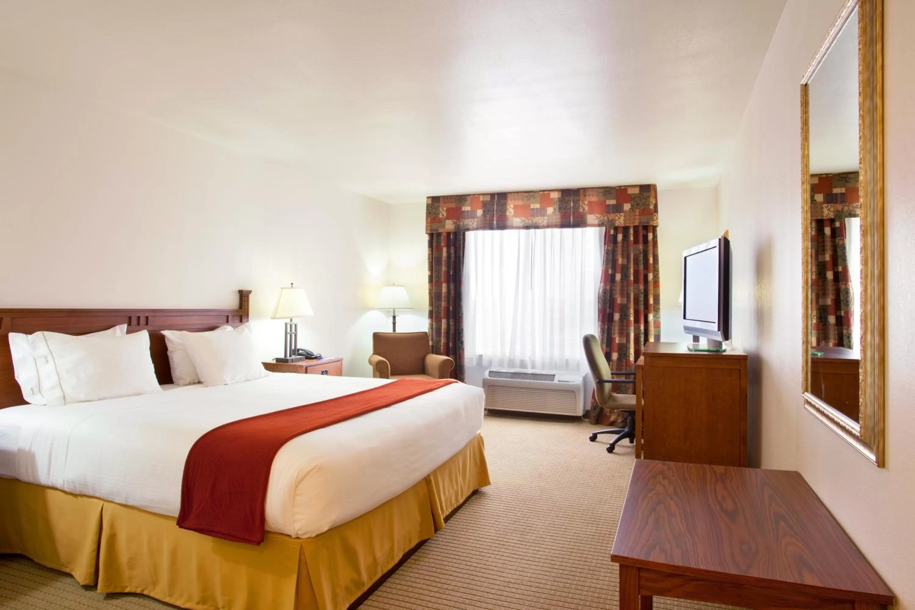 Queen Suite with Sofa Bed in Holiday Inn Express Hotel & Suites Mattoon, an IHG Hotel