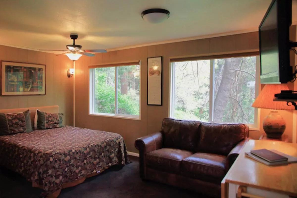 Deluxe Queen Suite in Silver Pines Lodge