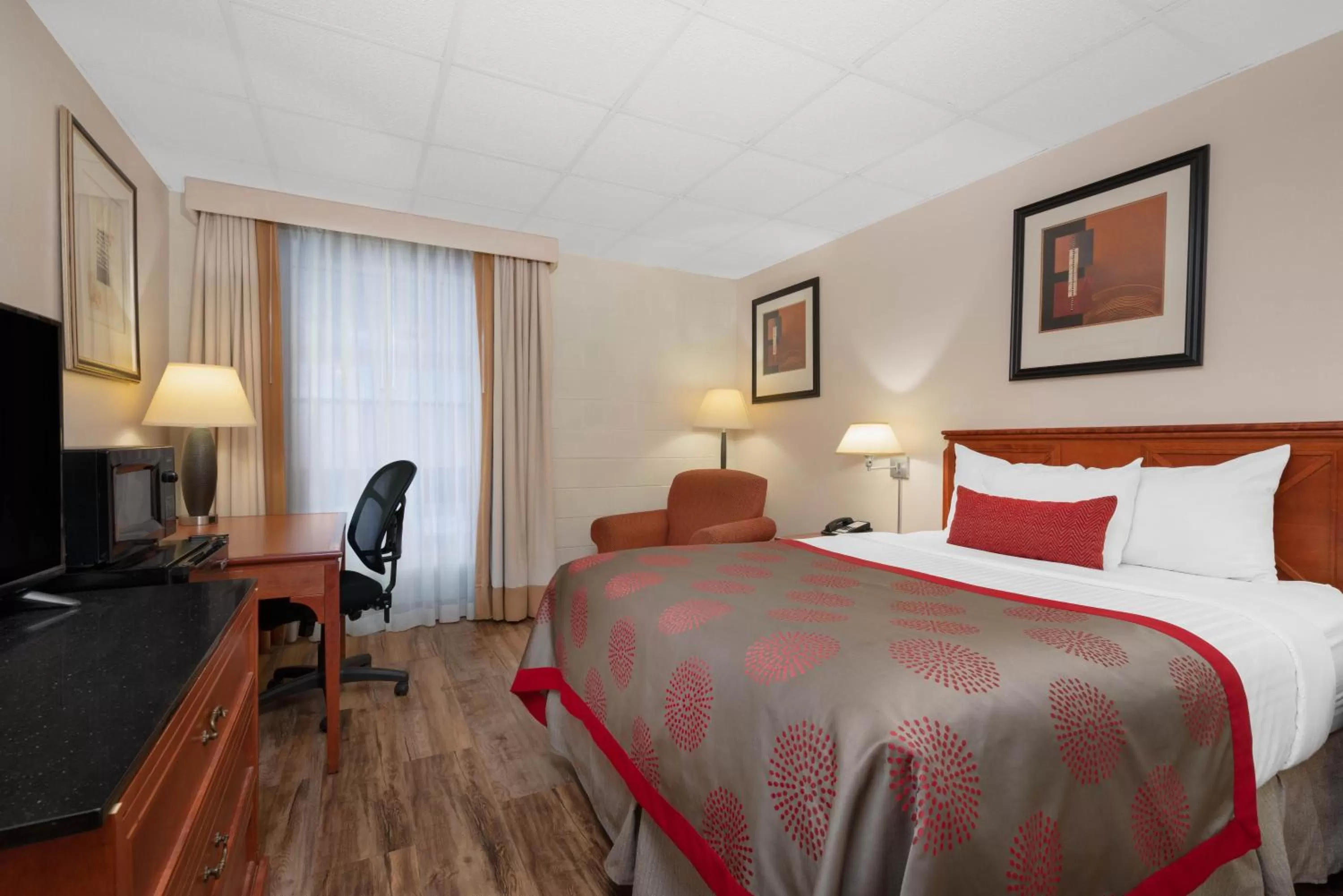 Superior Queen Room - Non-Smoking in Ramada by Wyndham Albert Lea