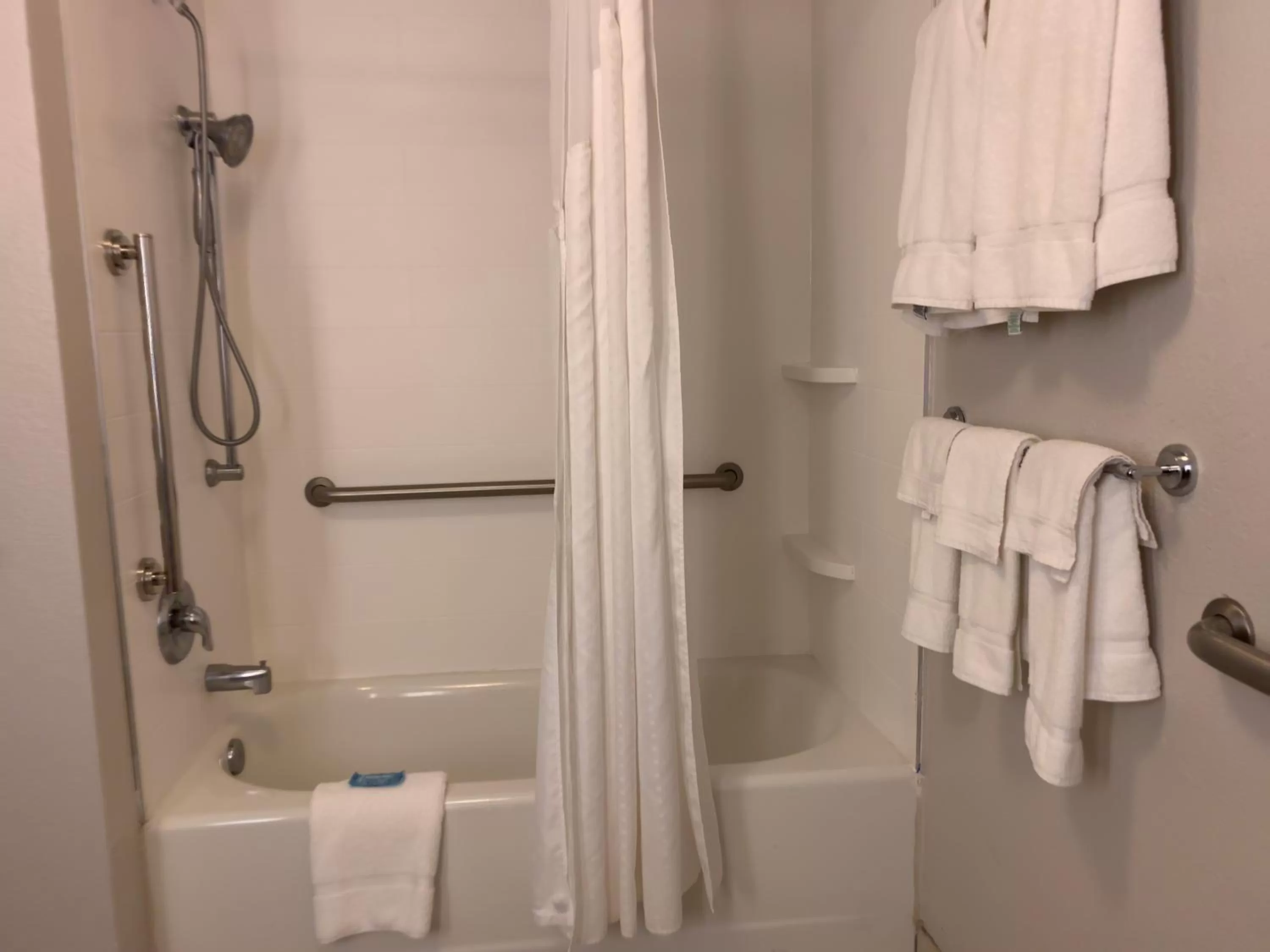 Standard Queen Room with Two Queen Beds and Mobility Accessible Tub in Holiday Inn Express & Suites Exmore - Eastern Shore by IHG