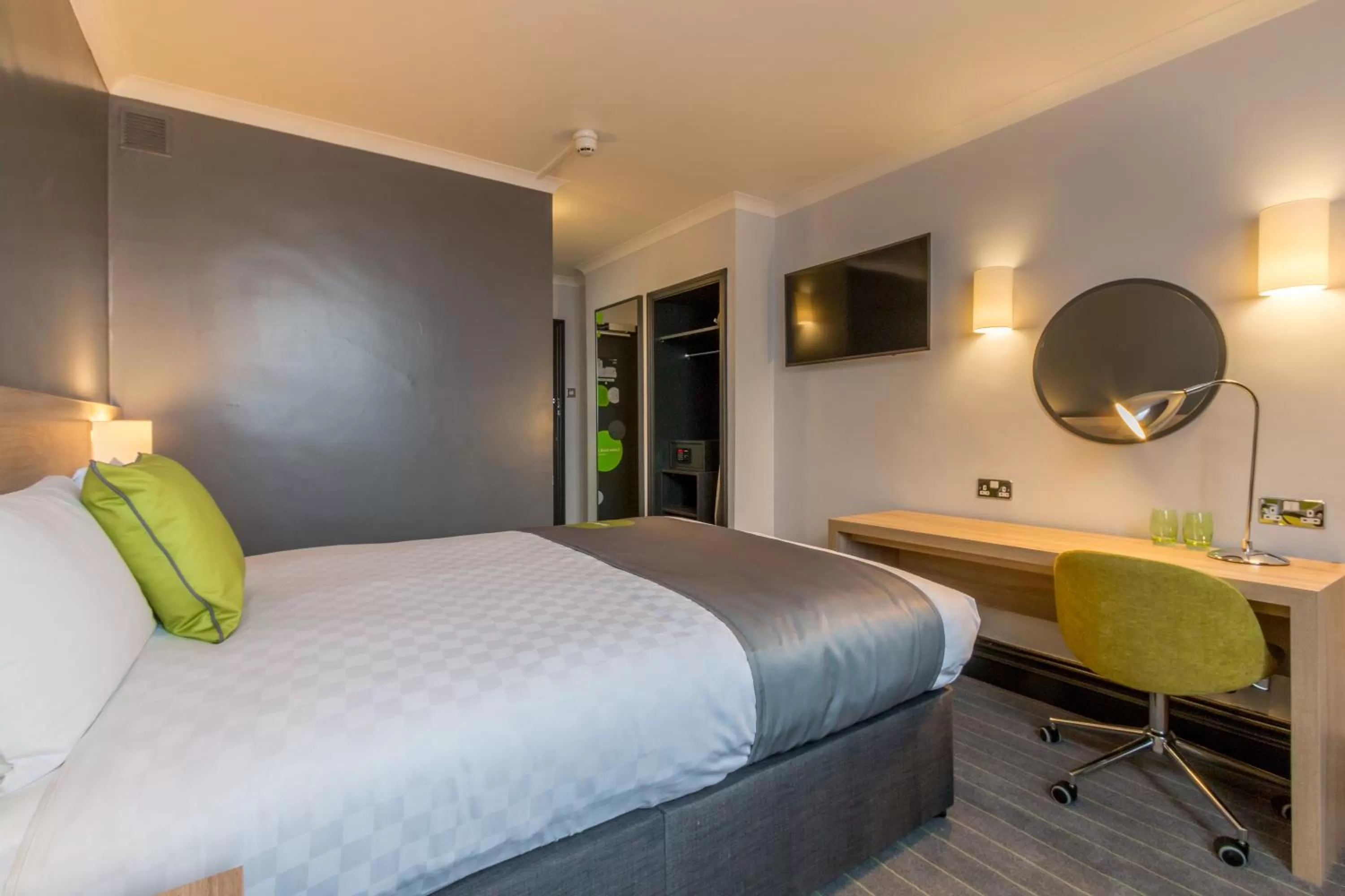 Single Room in Thistle Express London Luton