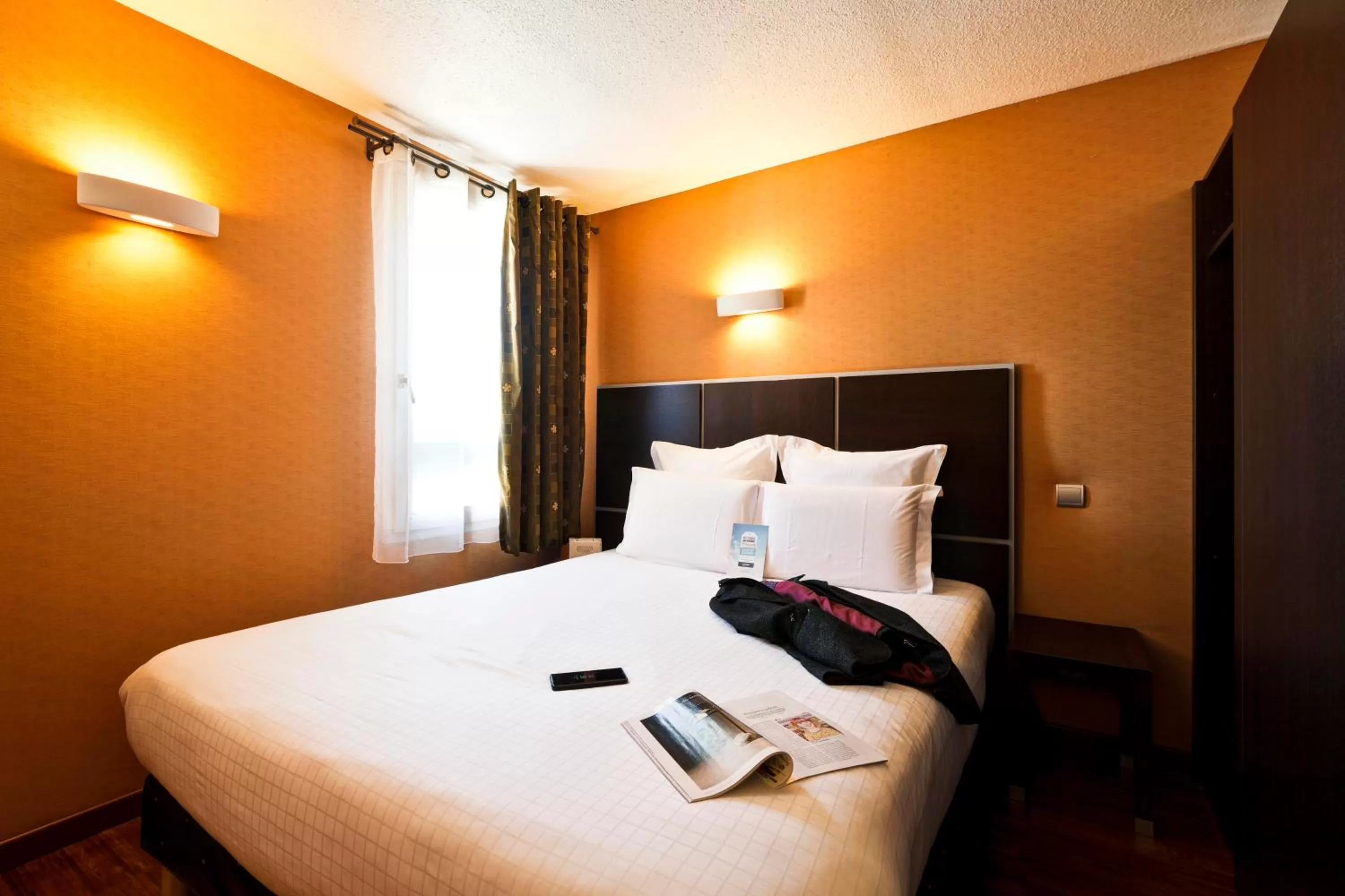 1 Double Bed 1 Sofa Bed For 1 Child Or 1 Adult- Superior Room in Kyriad Lyon Sud - Saint Genis Laval