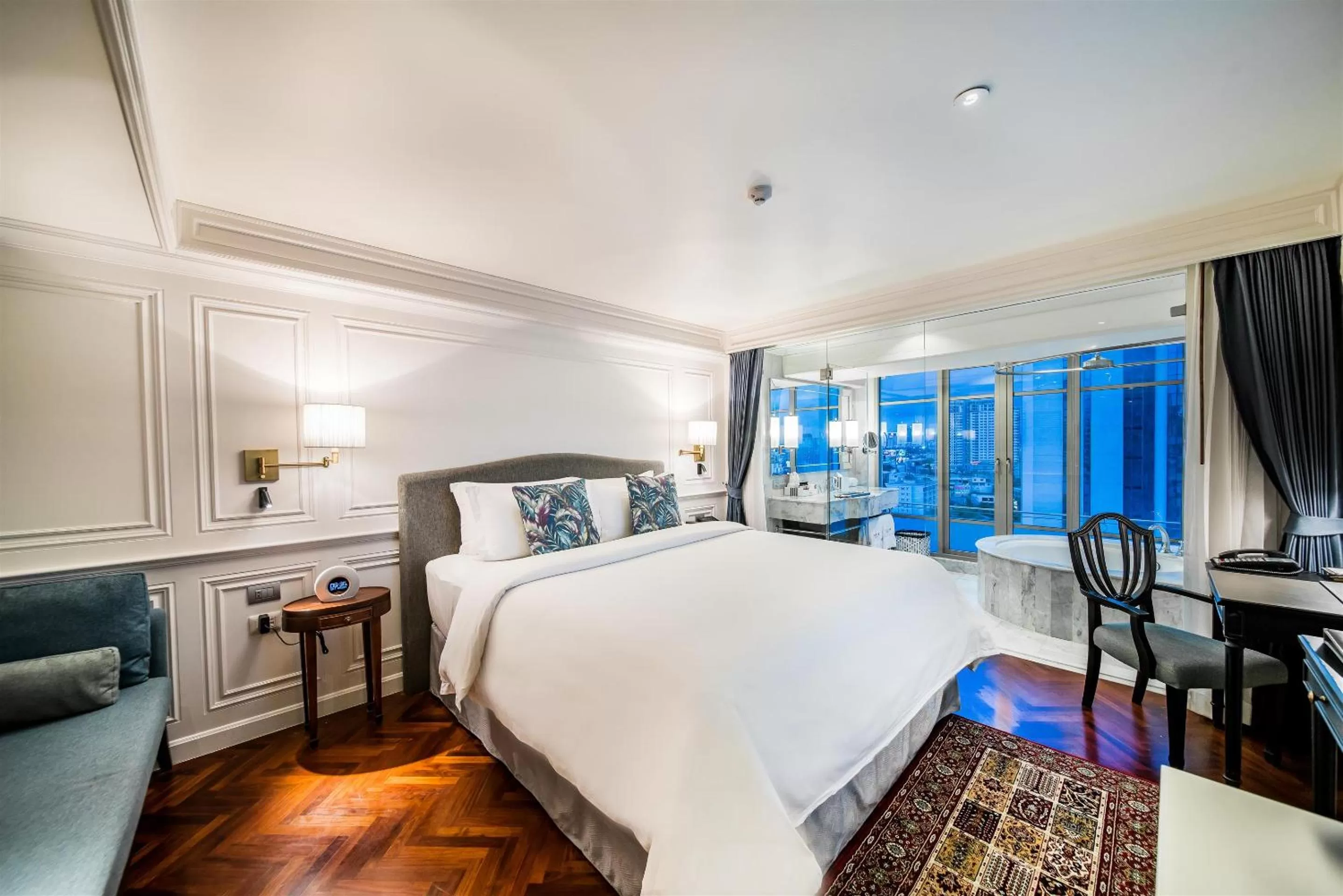 Akara Deluxe King Room in Akara Hotel