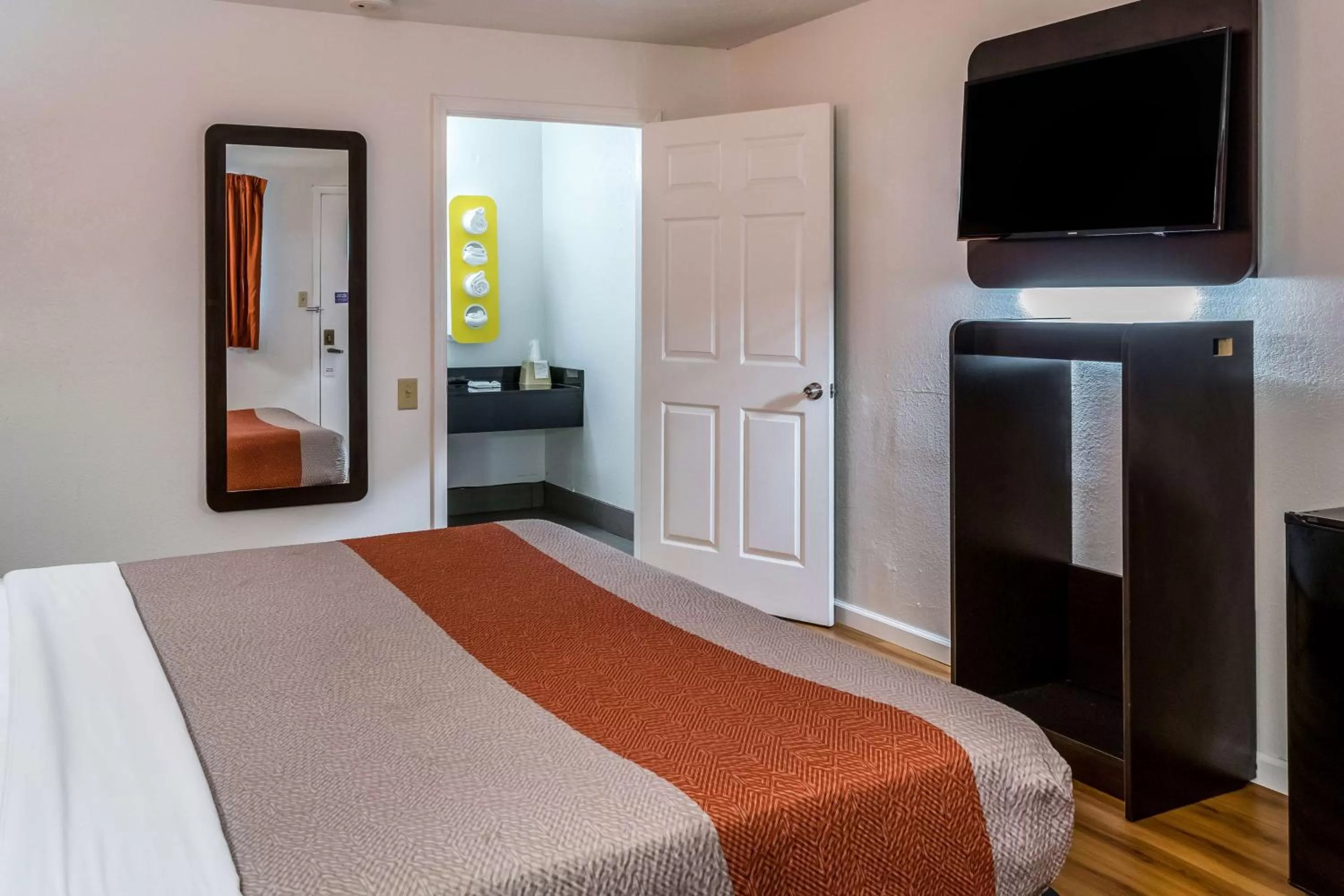 King Room - Smoking  in Motel 6 Florence, KY - Cincinnati Airport