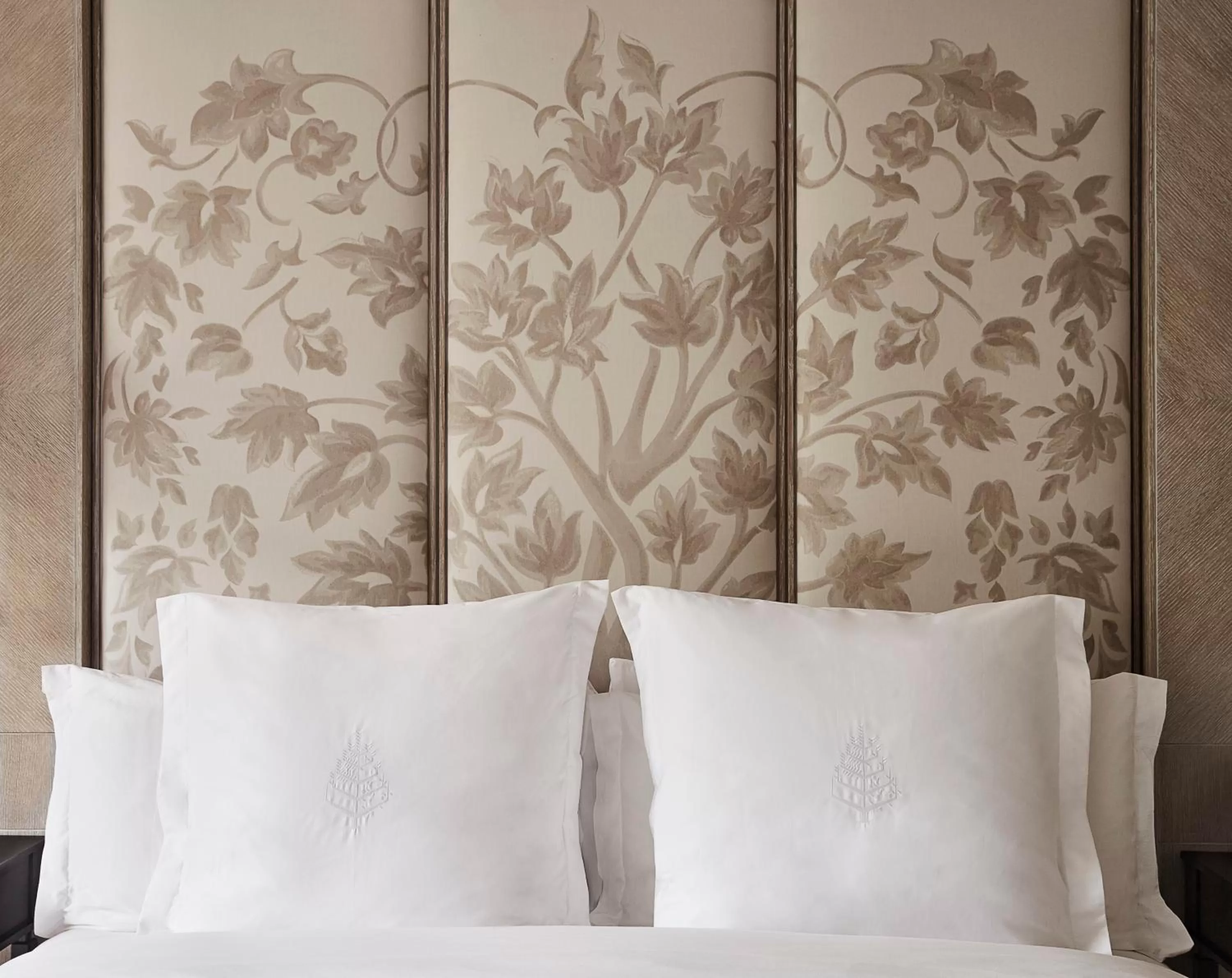 Deluxe King Room with Roll in Shower in Four Seasons Boston