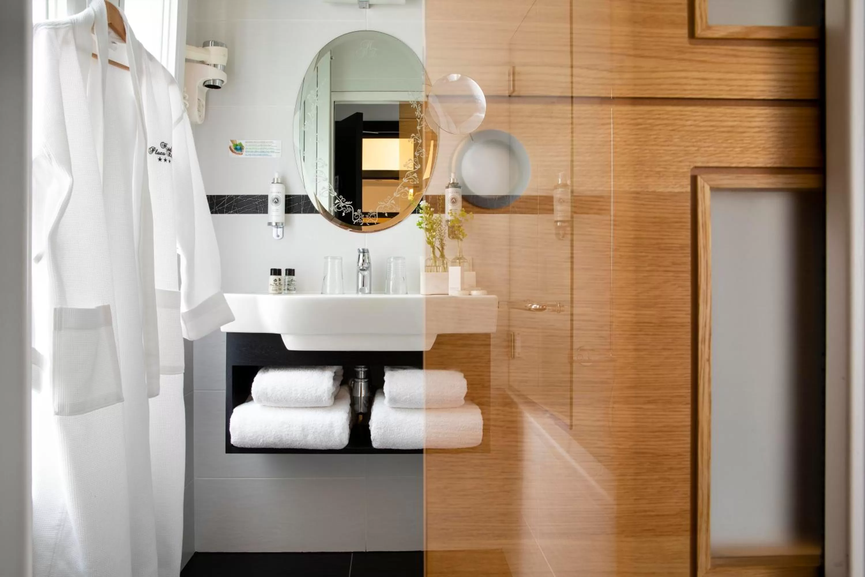 Superior Double or Twin Room in Hotel Plaza Elysées