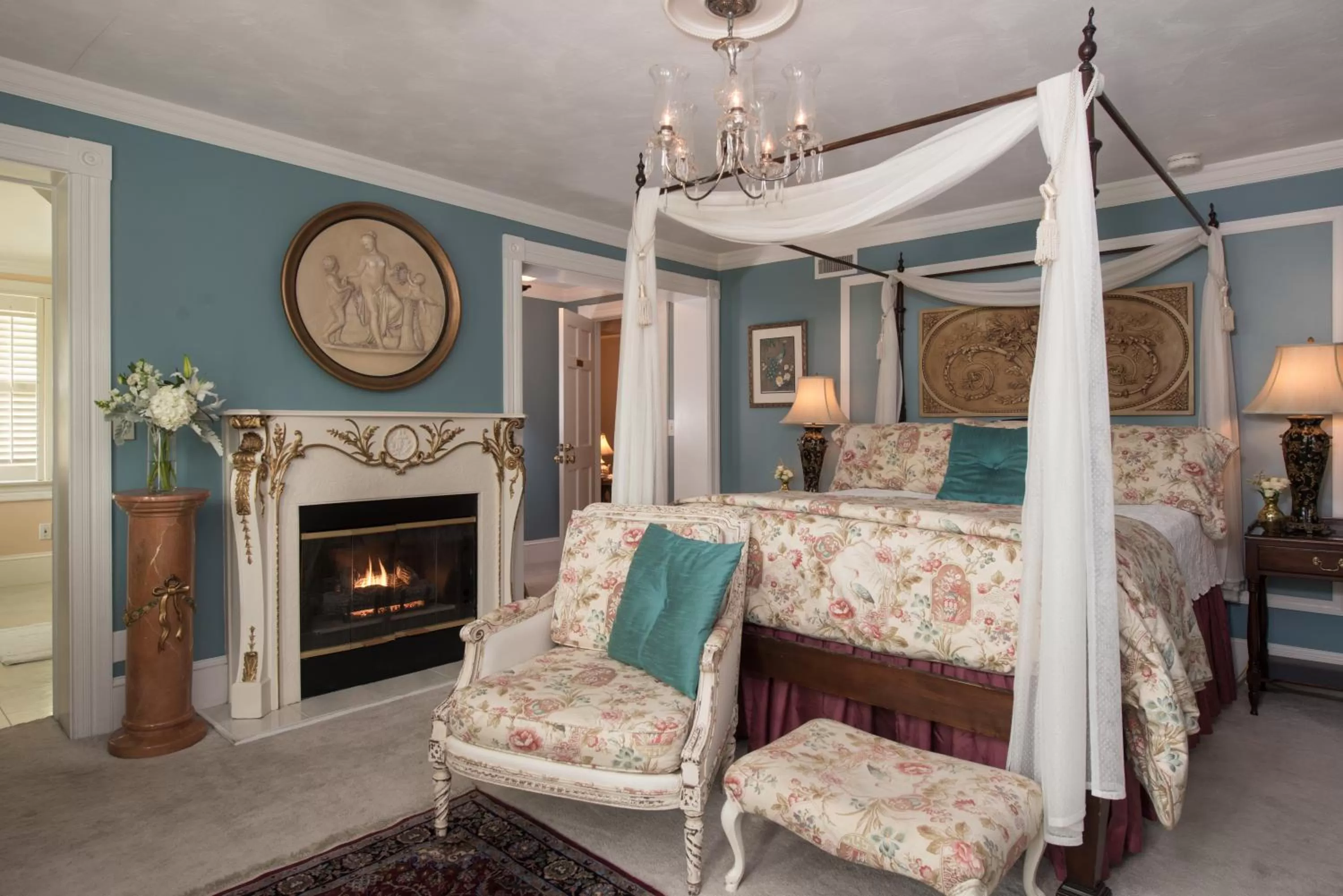 Deluxe Queen Room with Spa Bath in White Doe Inn Bed & Breakfast