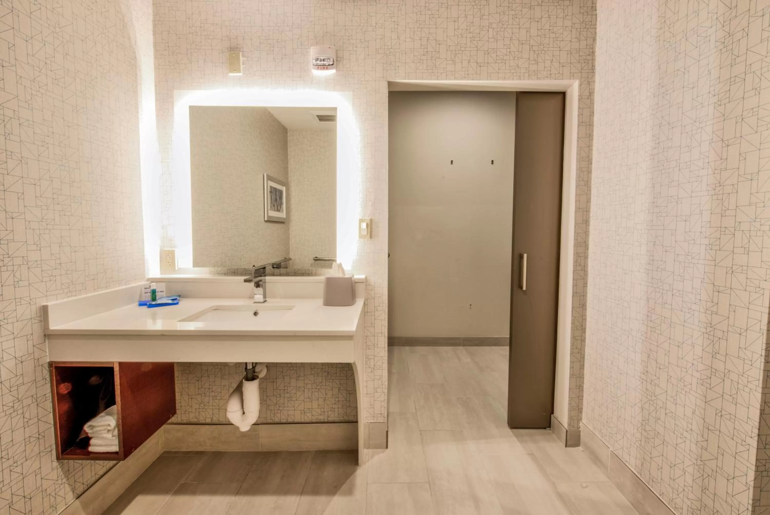 King Suite with Tub - Mobility Access in Holiday Inn Express & Suites - Farmers Branch, an IHG Hotel