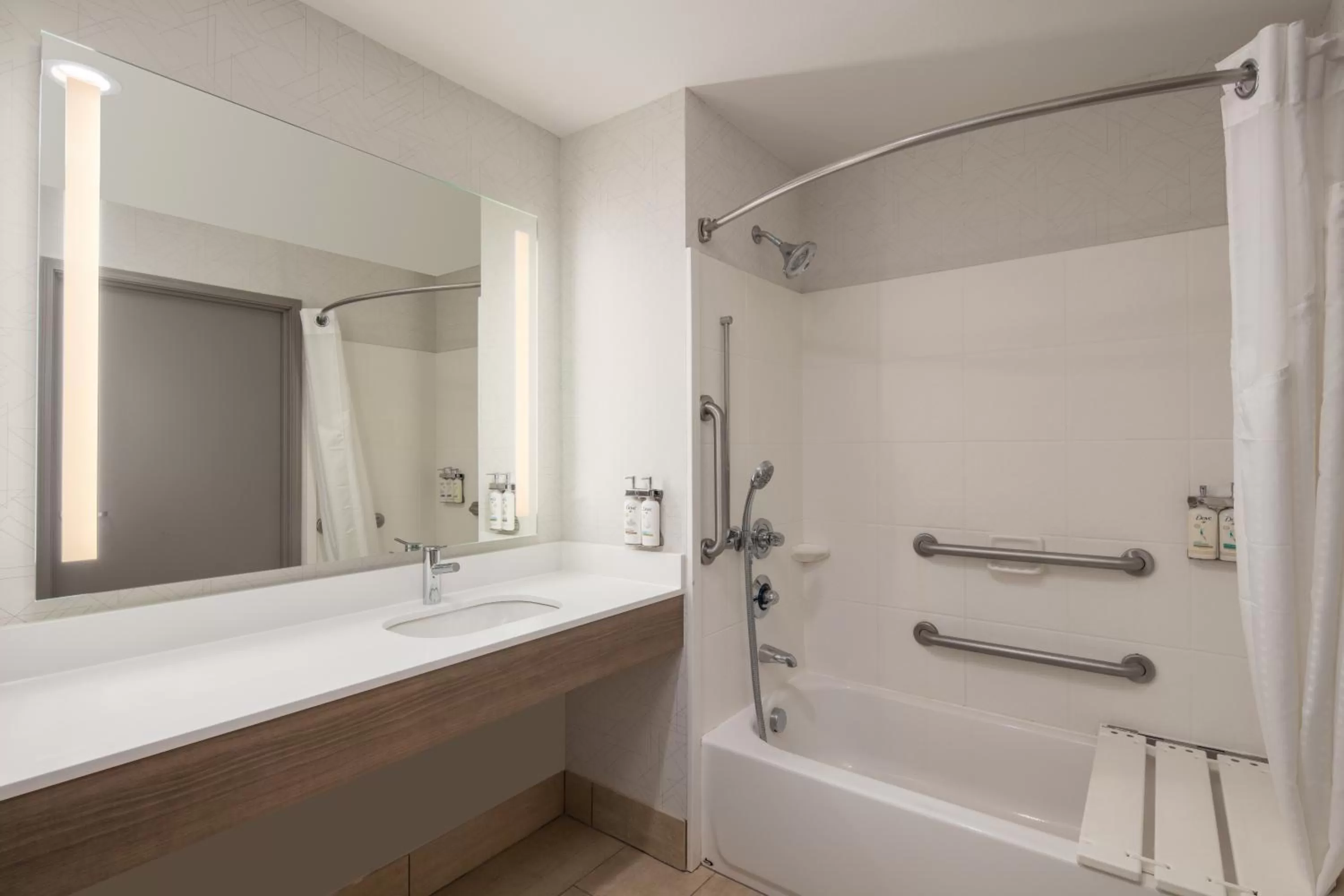 King Suite with Mobility Accessible Tub - Non-Smoking in Holiday Inn Express Bothell by IHG