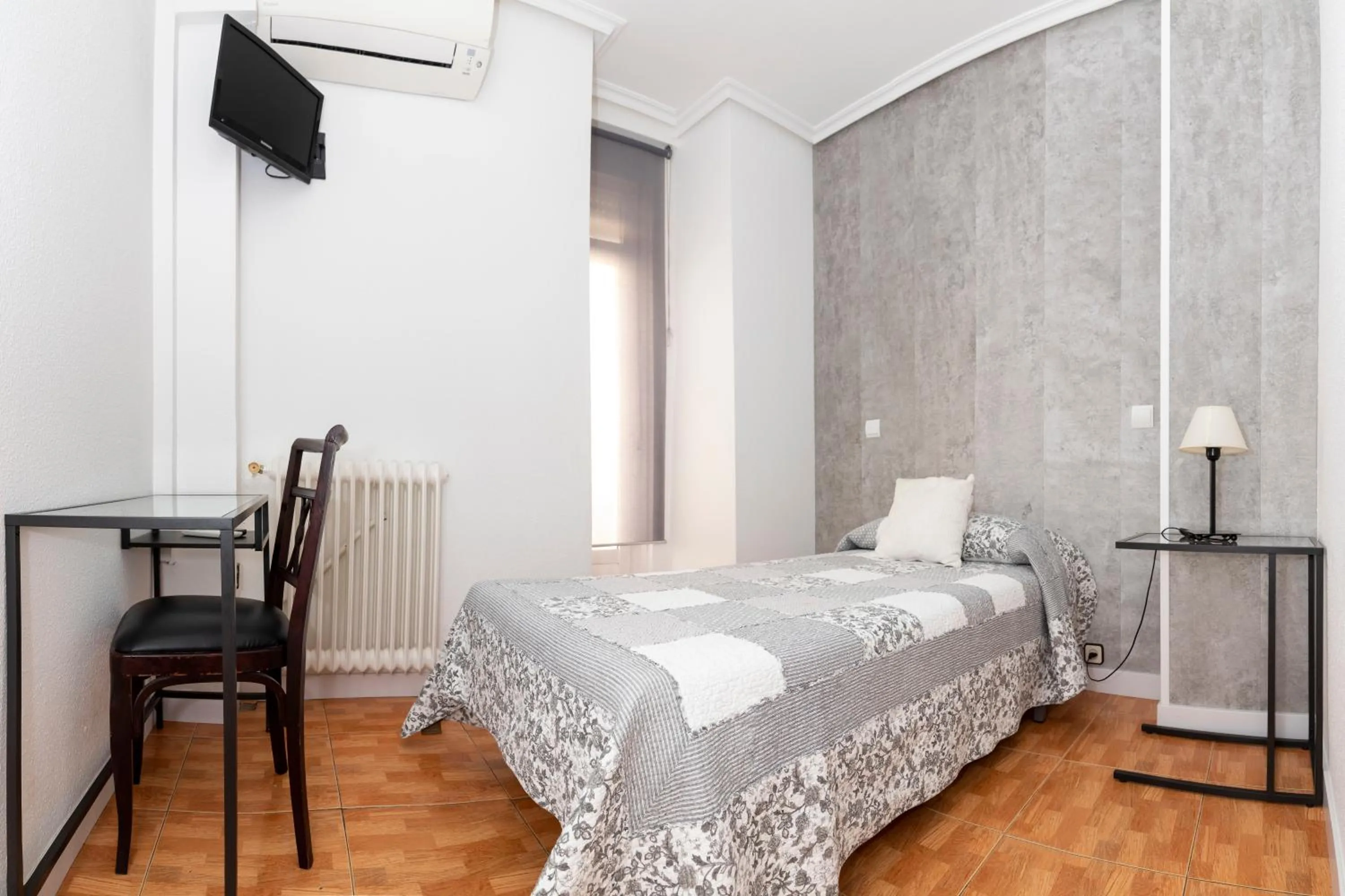 Single Room in Hostal Tokio