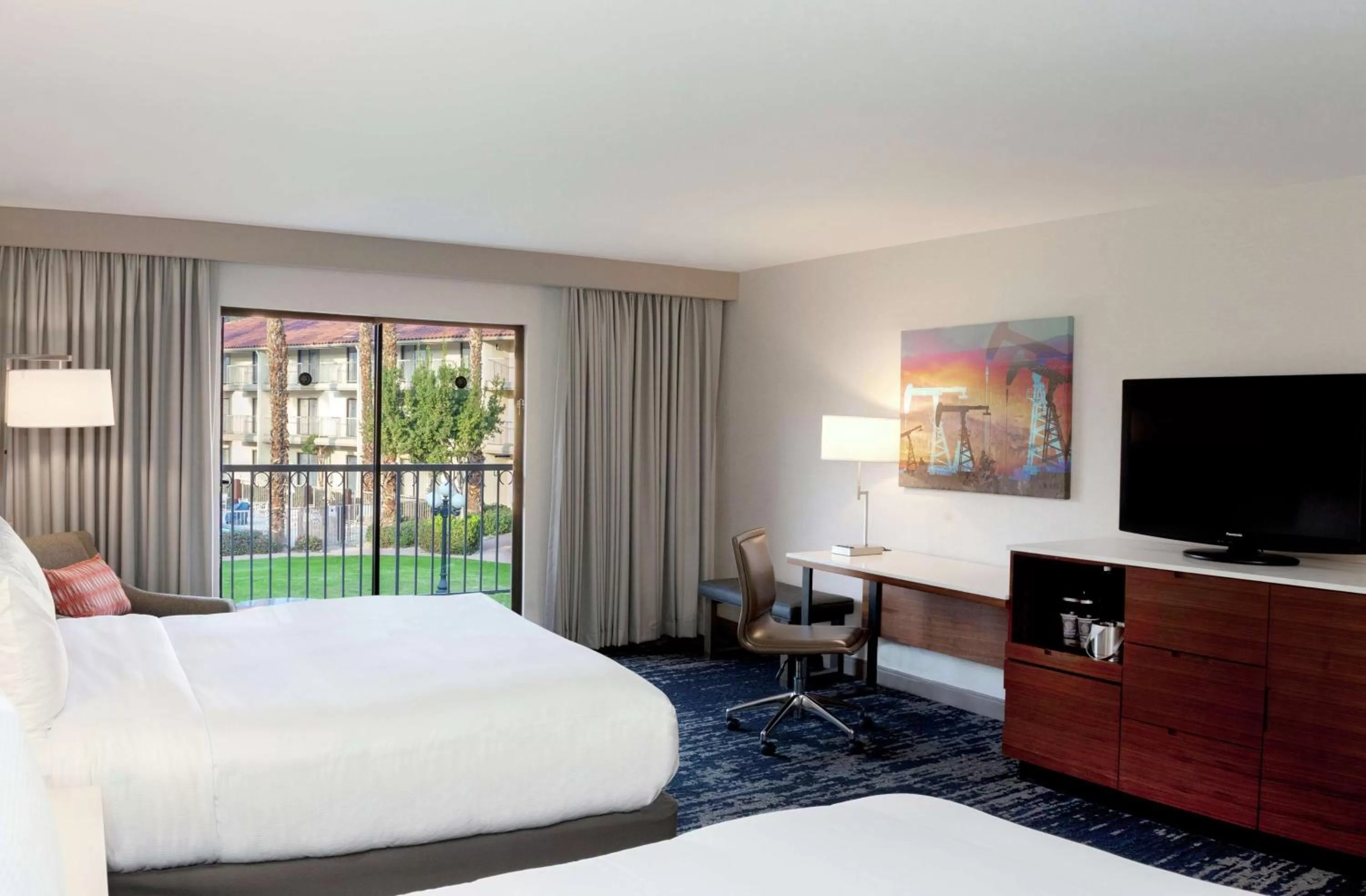 Non-Smoking King Room with Pool View in DoubleTree by Hilton Bakersfield