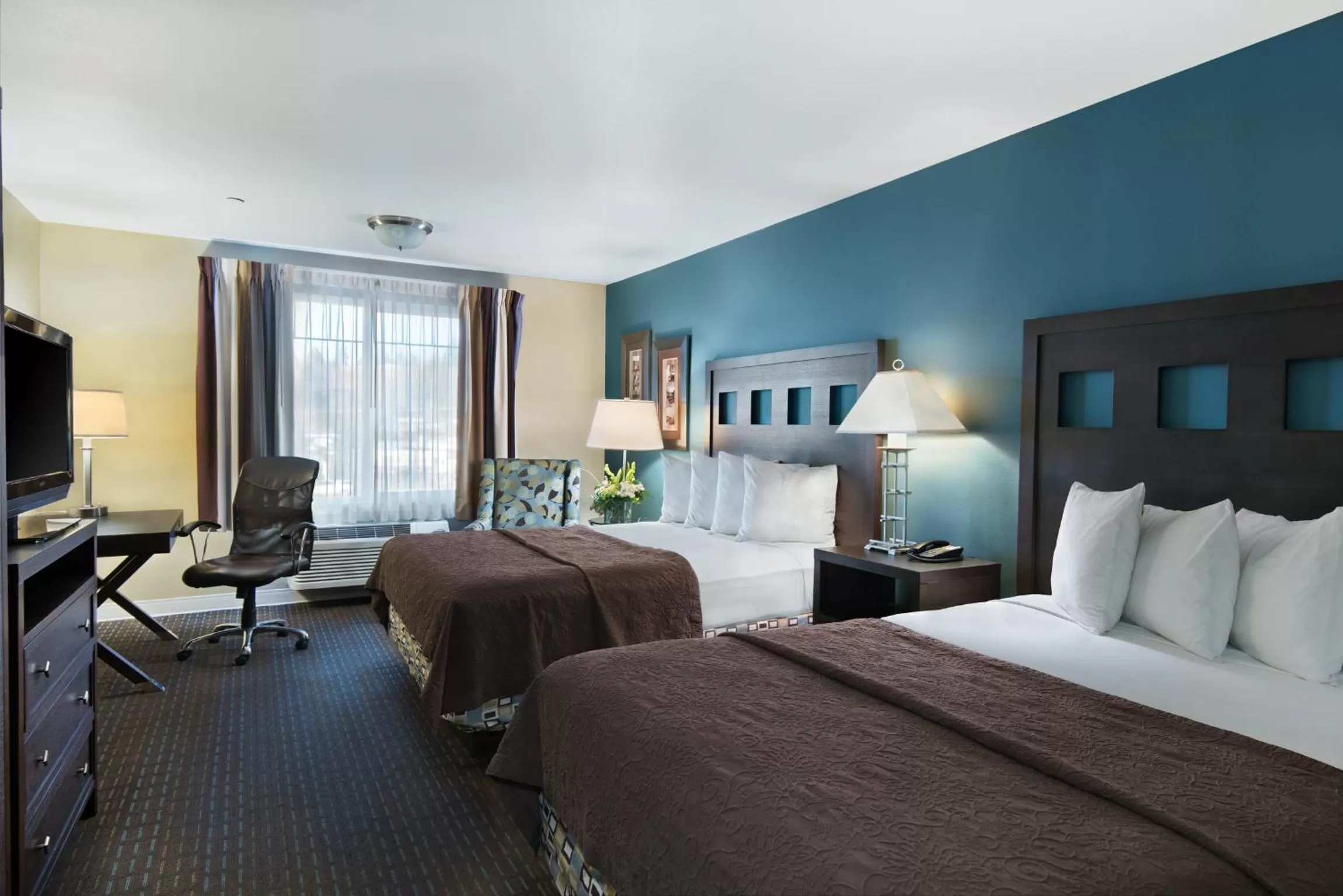 Bay View 2 Queen Suite  in Oxford Suites Silverdale