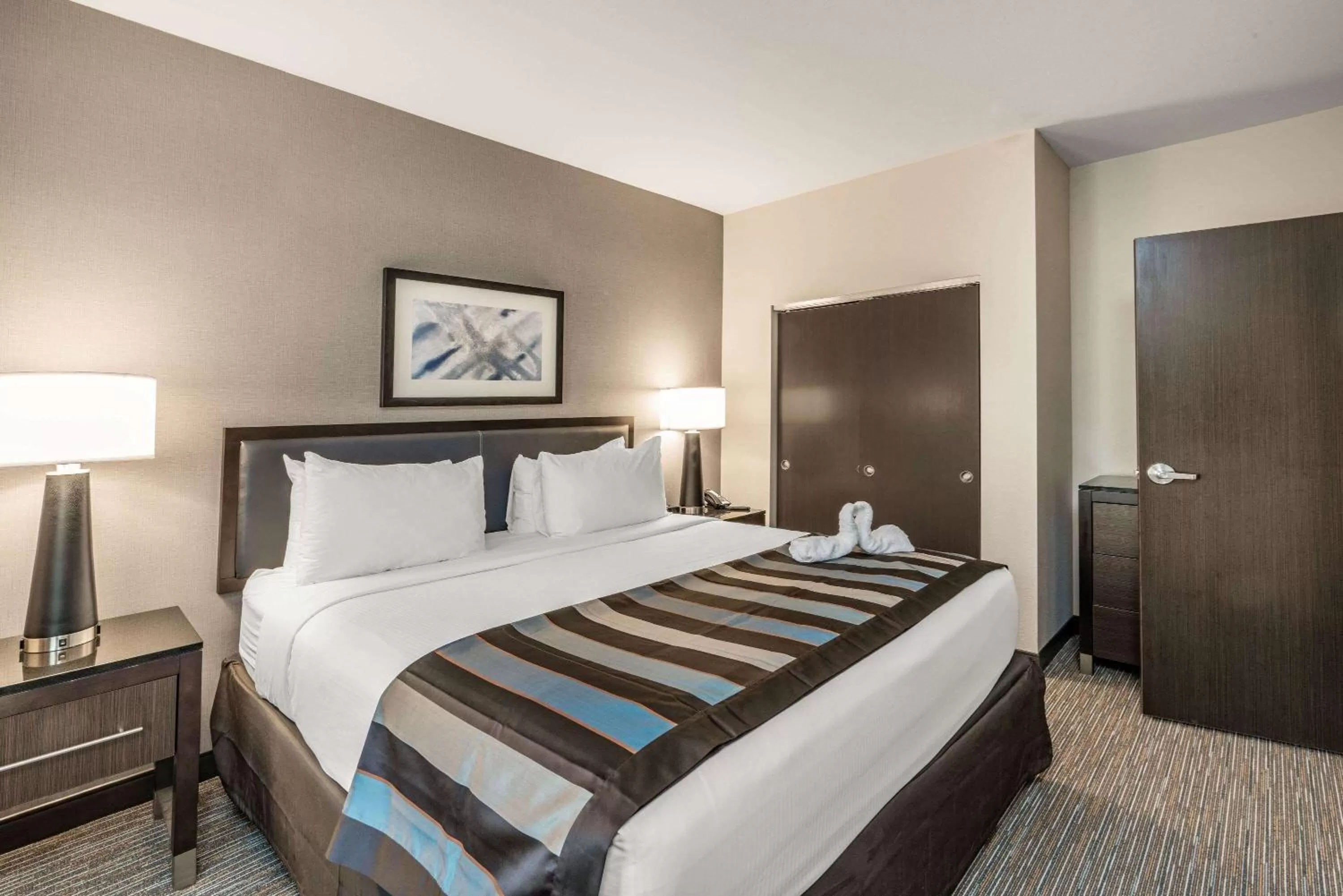 King Room with Roll-in Shower - Mobility Access/Non-Smoking in Wingate by Wyndham Moab