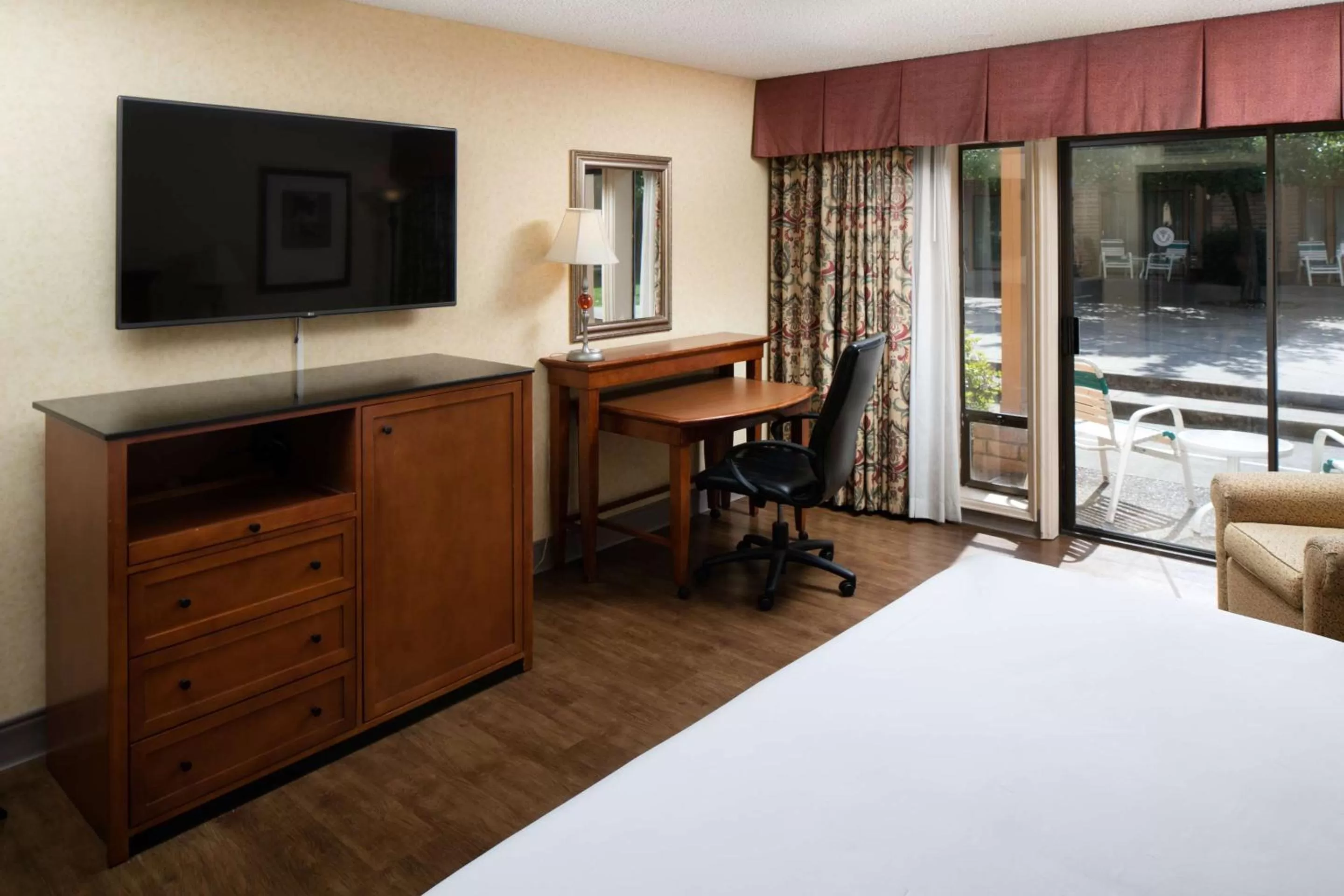Premium King Room in Red Lion Hotel Redding