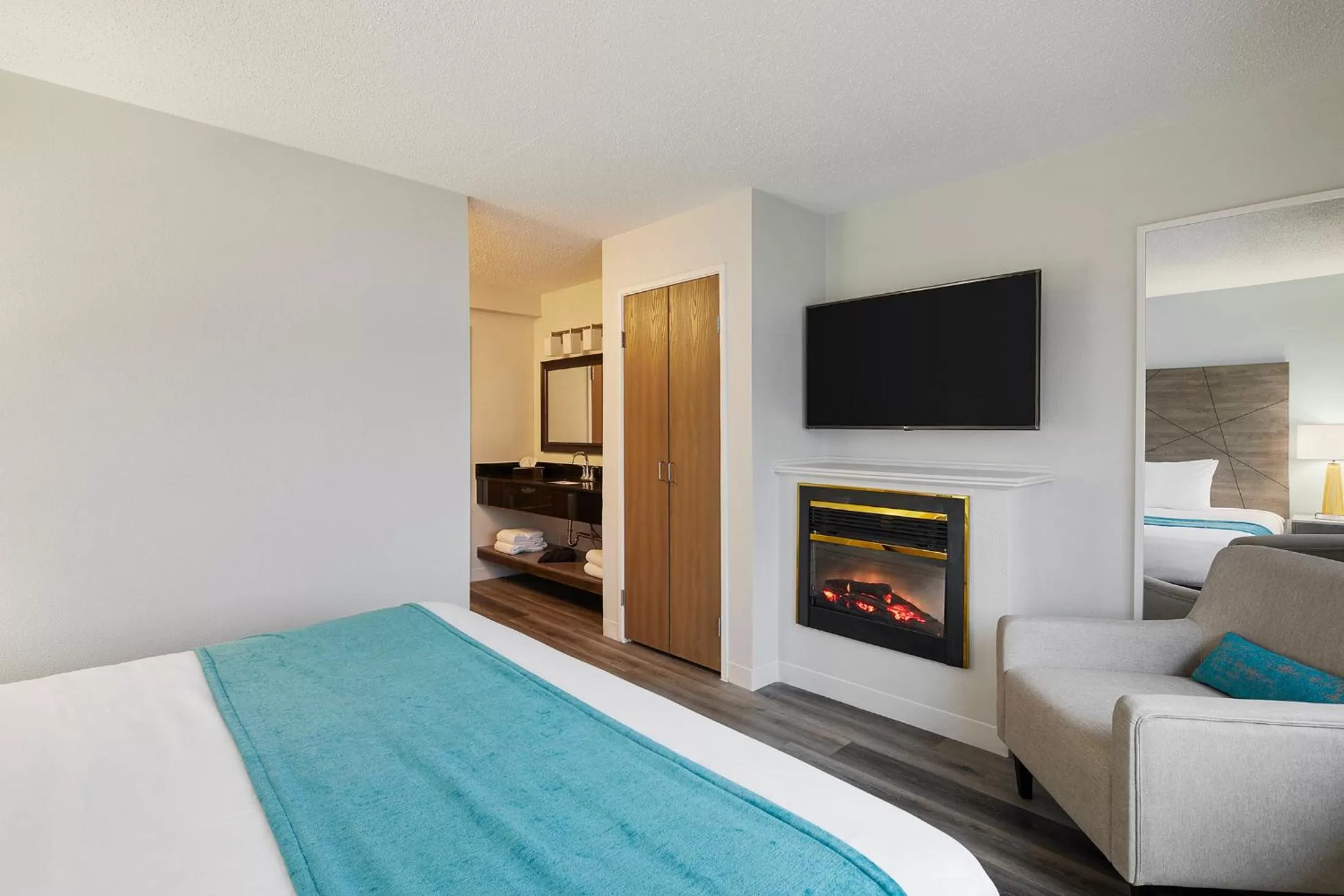 One King Bed w/ Fireplace and Sitting Room, Nonsmoking in Inn At Rehoboth