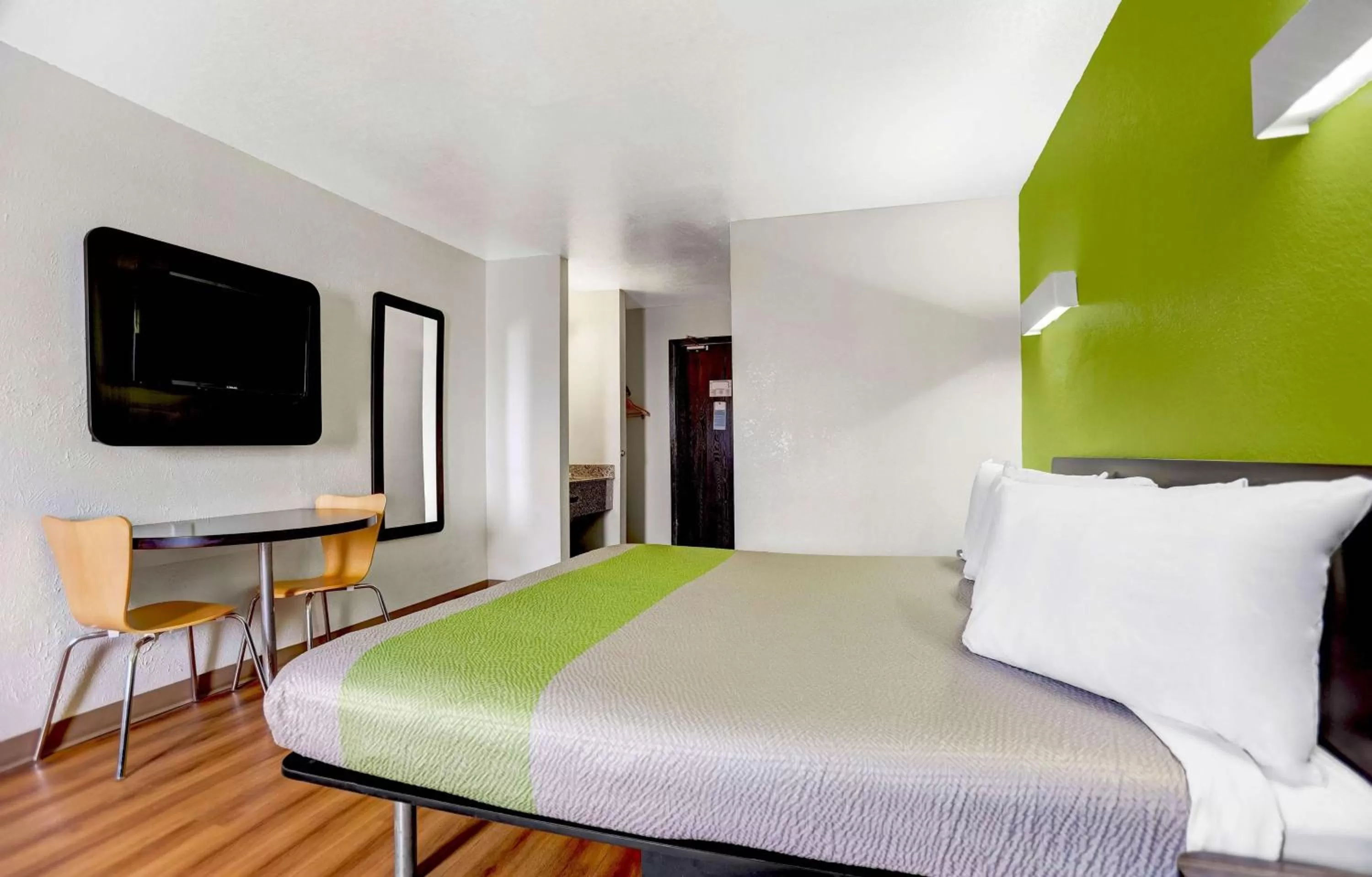 Deluxe King Room - Non-Smoking in Motel 6-Moriarty, NM