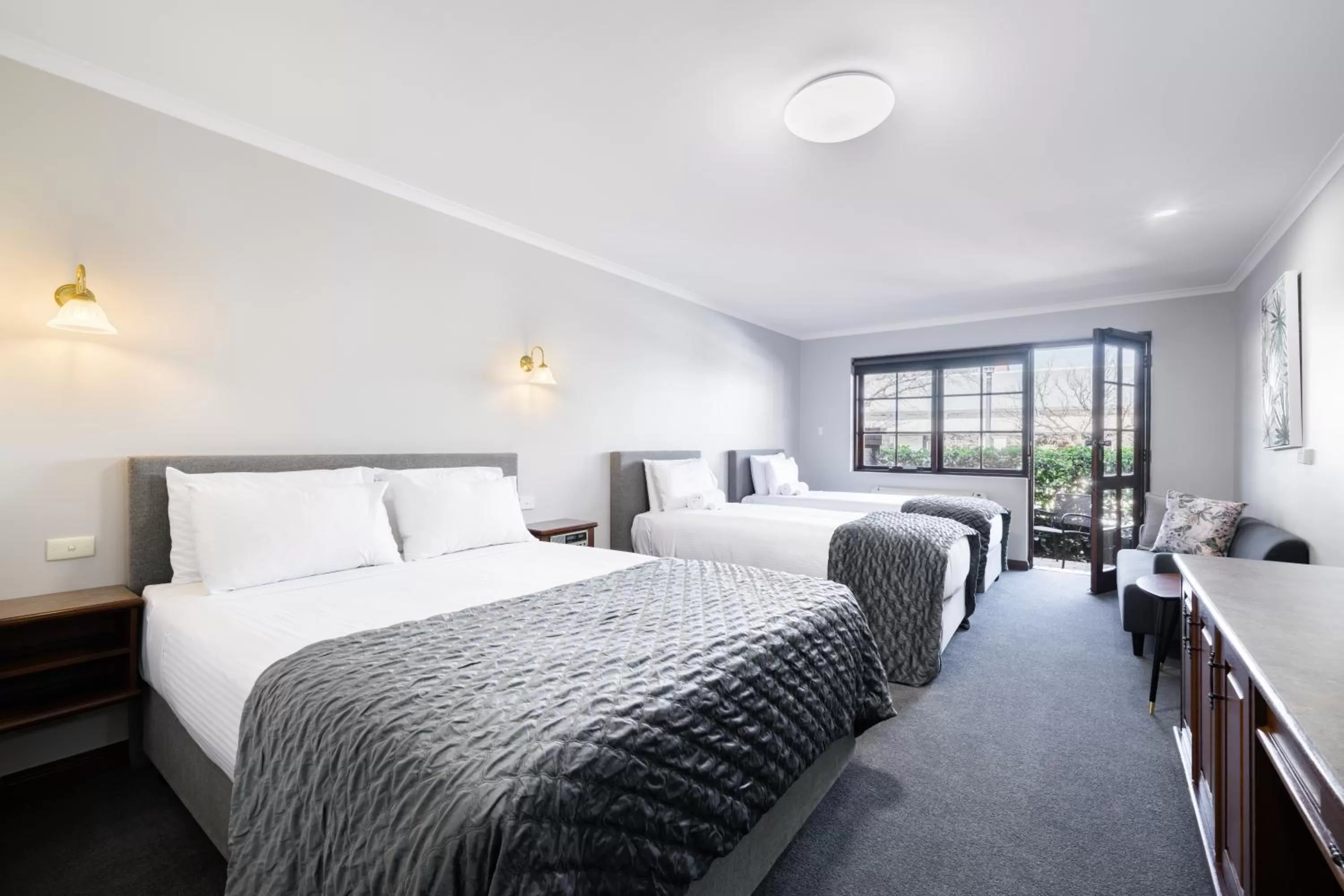 Pet Friendly - Deluxe Queen and Two King Singles with Courtyard in Adelaide Inn