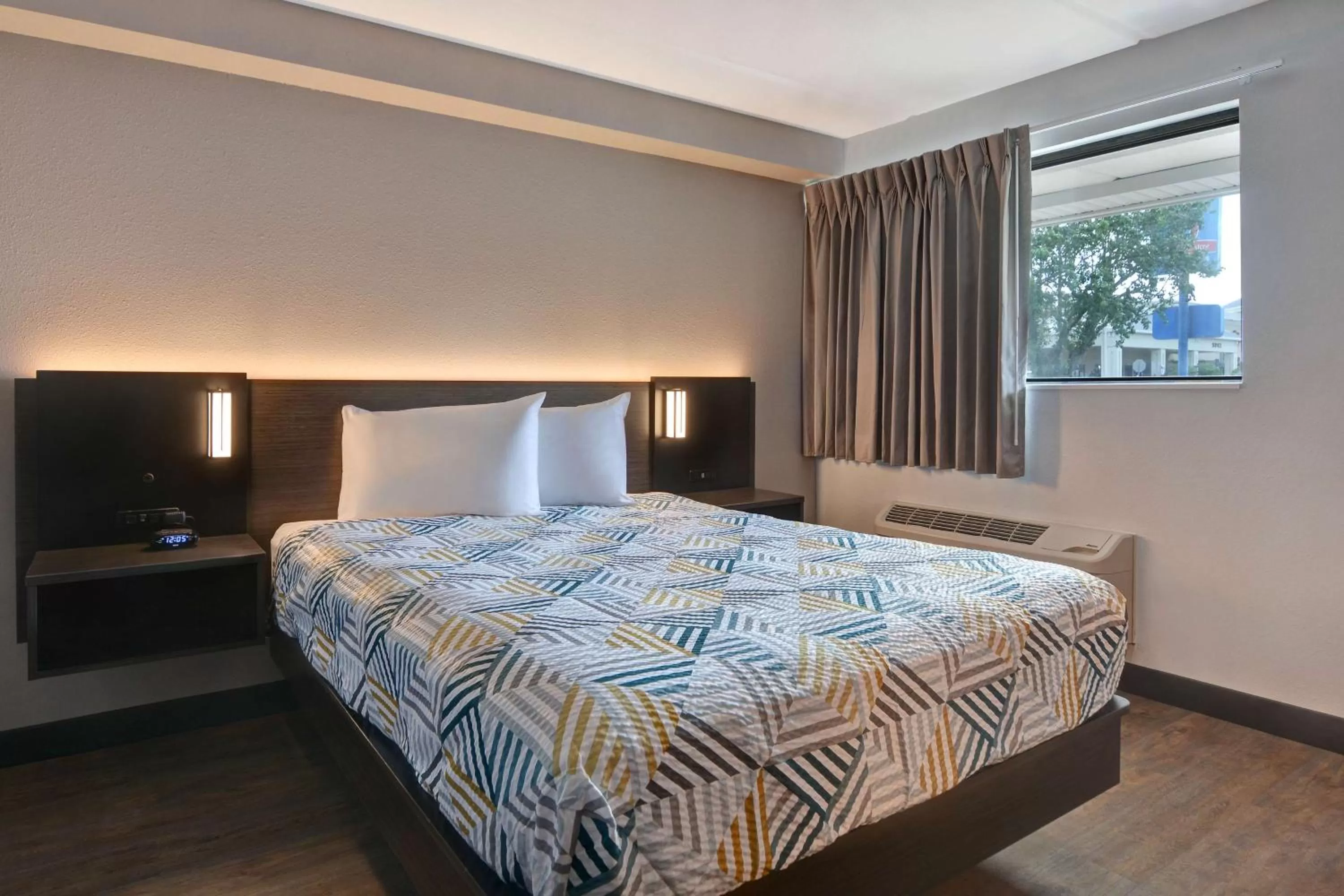 Deluxe Queen Room - single occupancy - Non-Smoking in Studio 6-Jacksonville, FL - Baymeadows