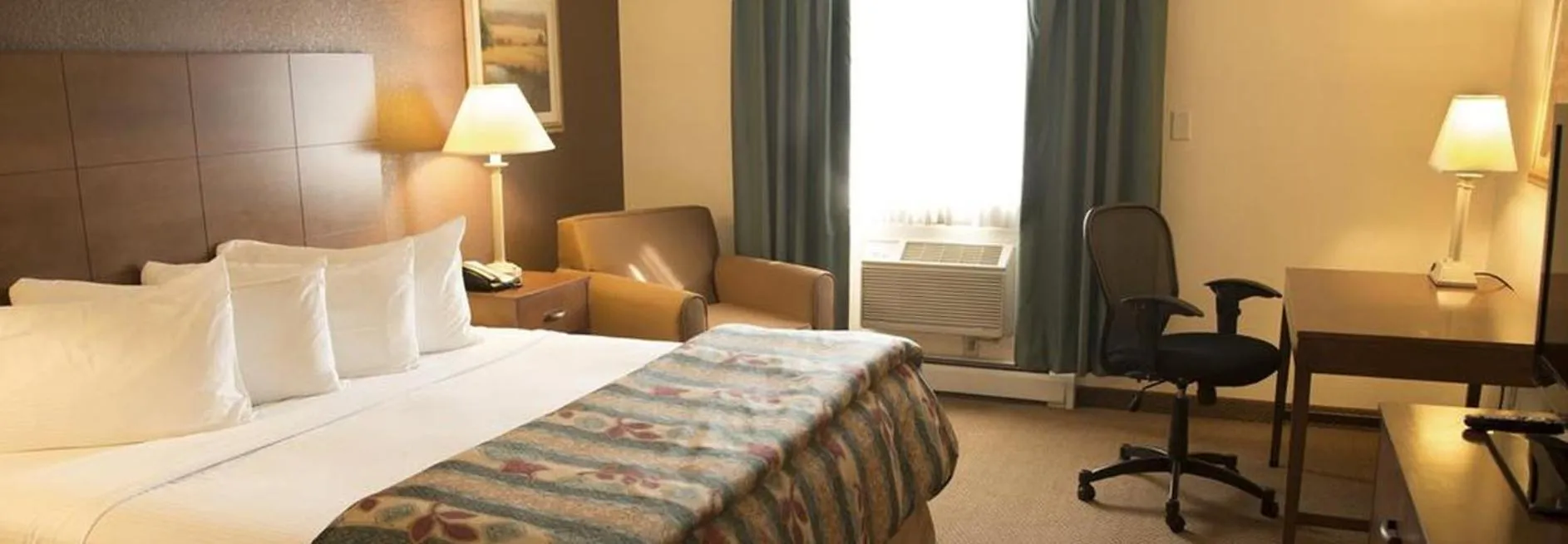 Deluxe King Room in Magnuson Grand Pioneer Inn and Suites