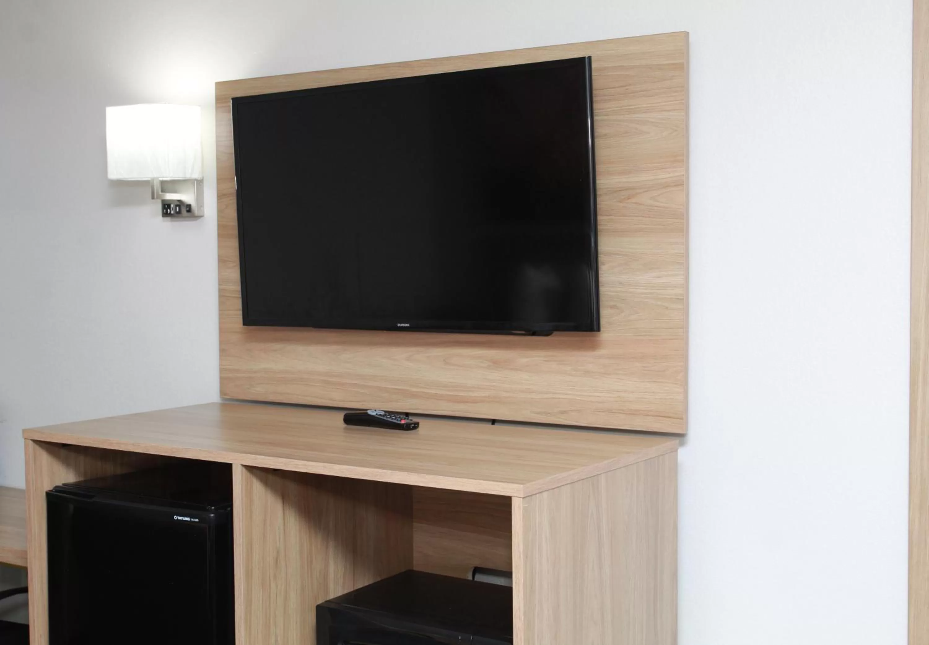 Double Room with Two Double Beds - Smoking in Days Inn by Wyndham Forest