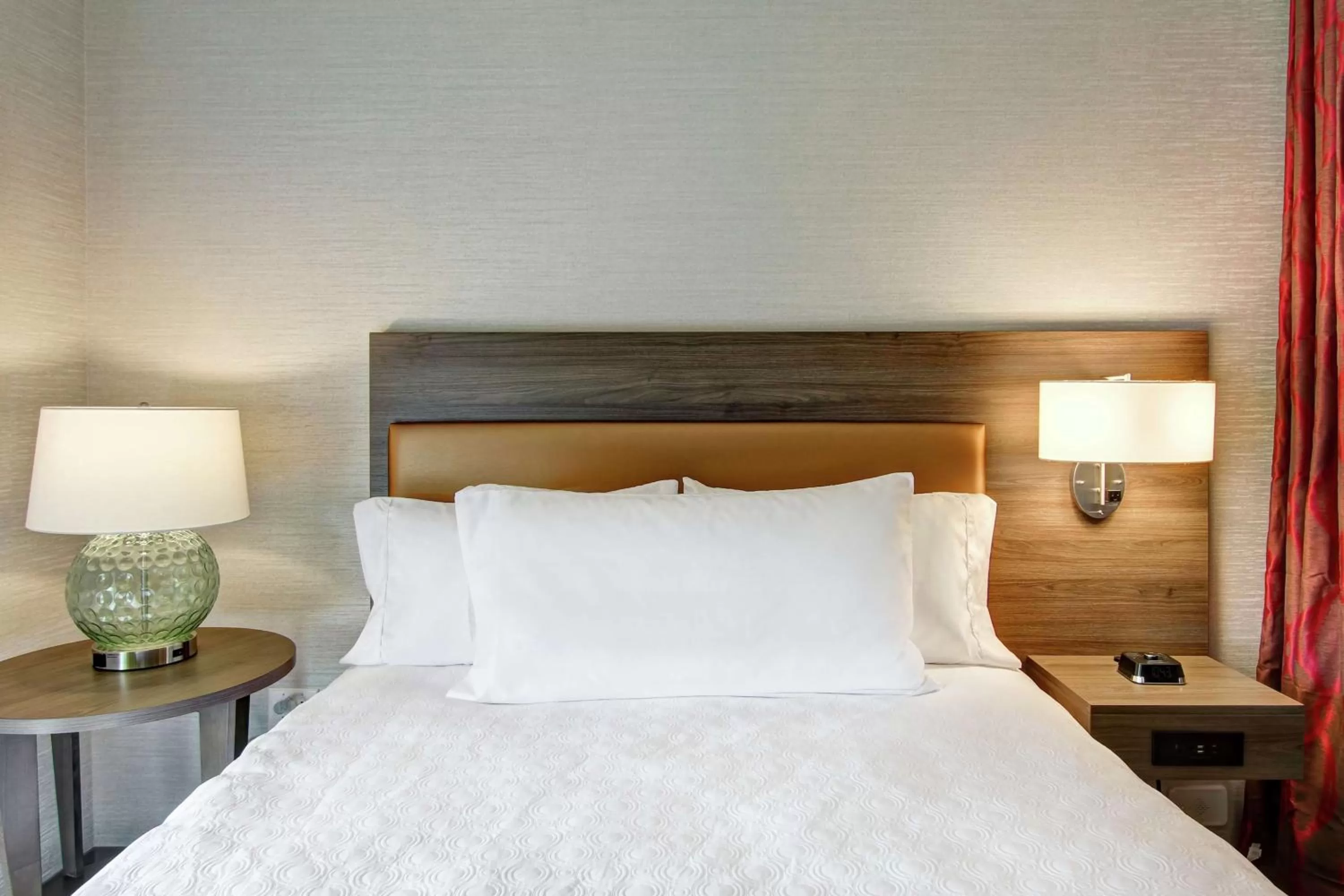 Queen Studio with Roll-In Shower - Mobility and Hearing Access/Non-Smoking in Home2 Suites By Hilton Montreal Dorval