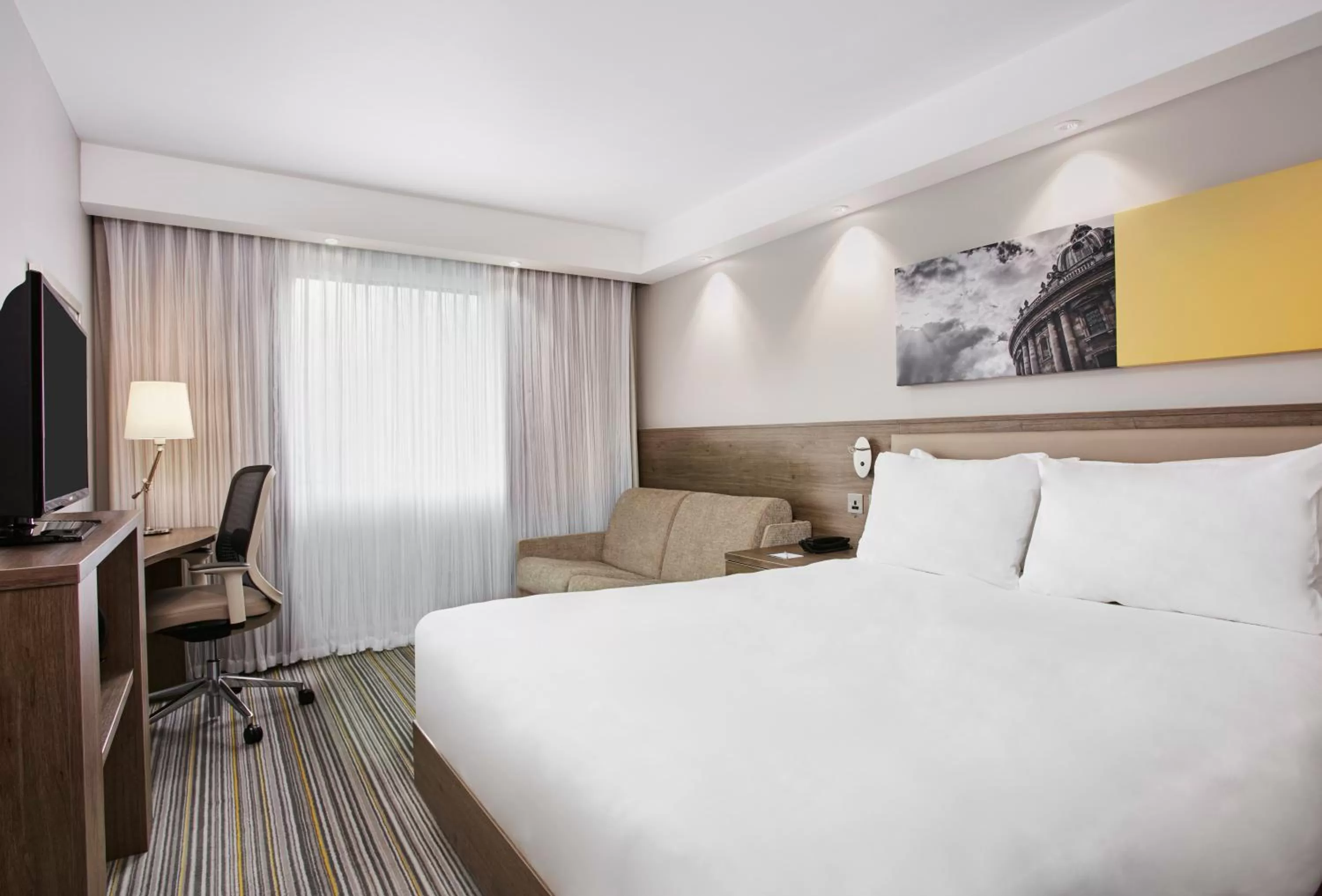 Queen Room with Sofa Bed in Hampton by Hilton Oxford