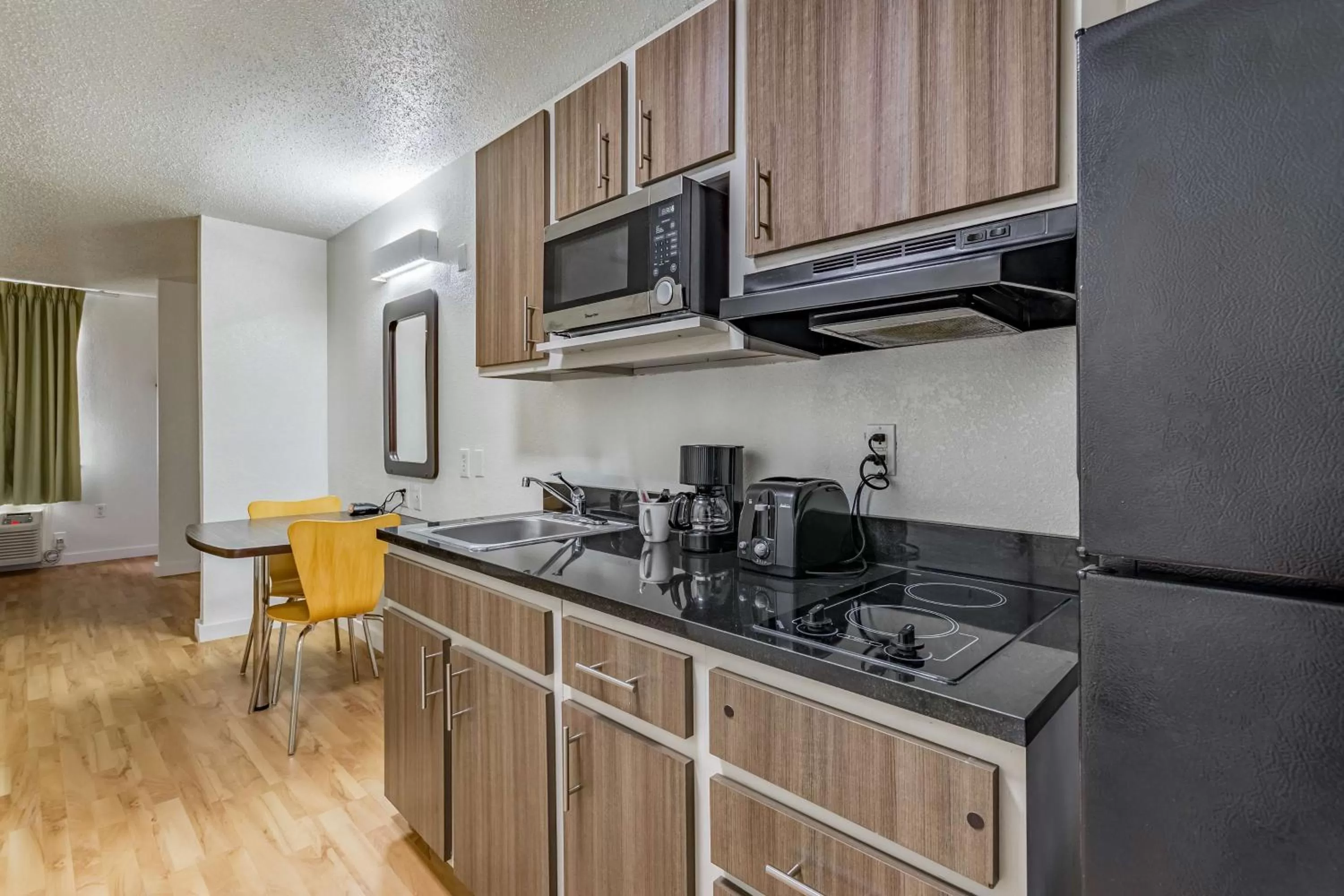 Deluxe Queen Suite - Smoking in Studio 6-Dallas, TX