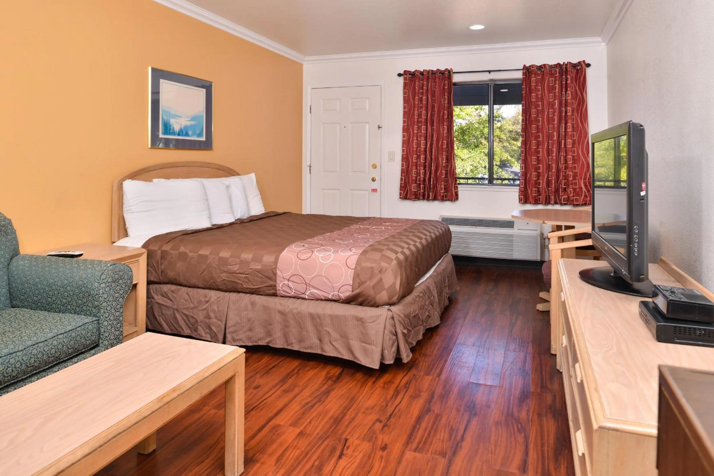 One Bedroom King Suite with Sofa Bed in Americas Best Value Inn & Suites Clearlake Wine Country