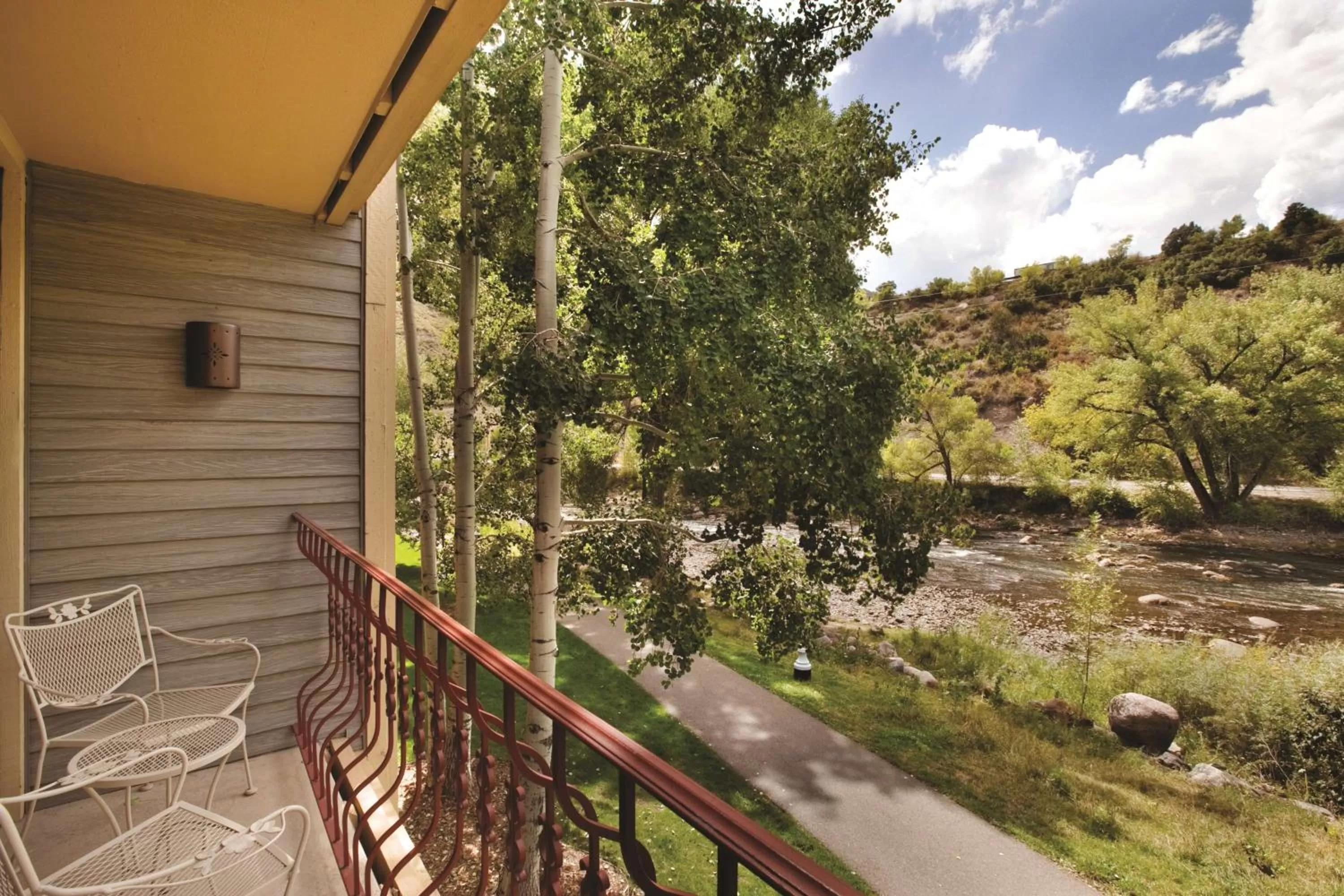 River View 2 QN Mob Access Tub Balcony in DoubleTree by Hilton Durango