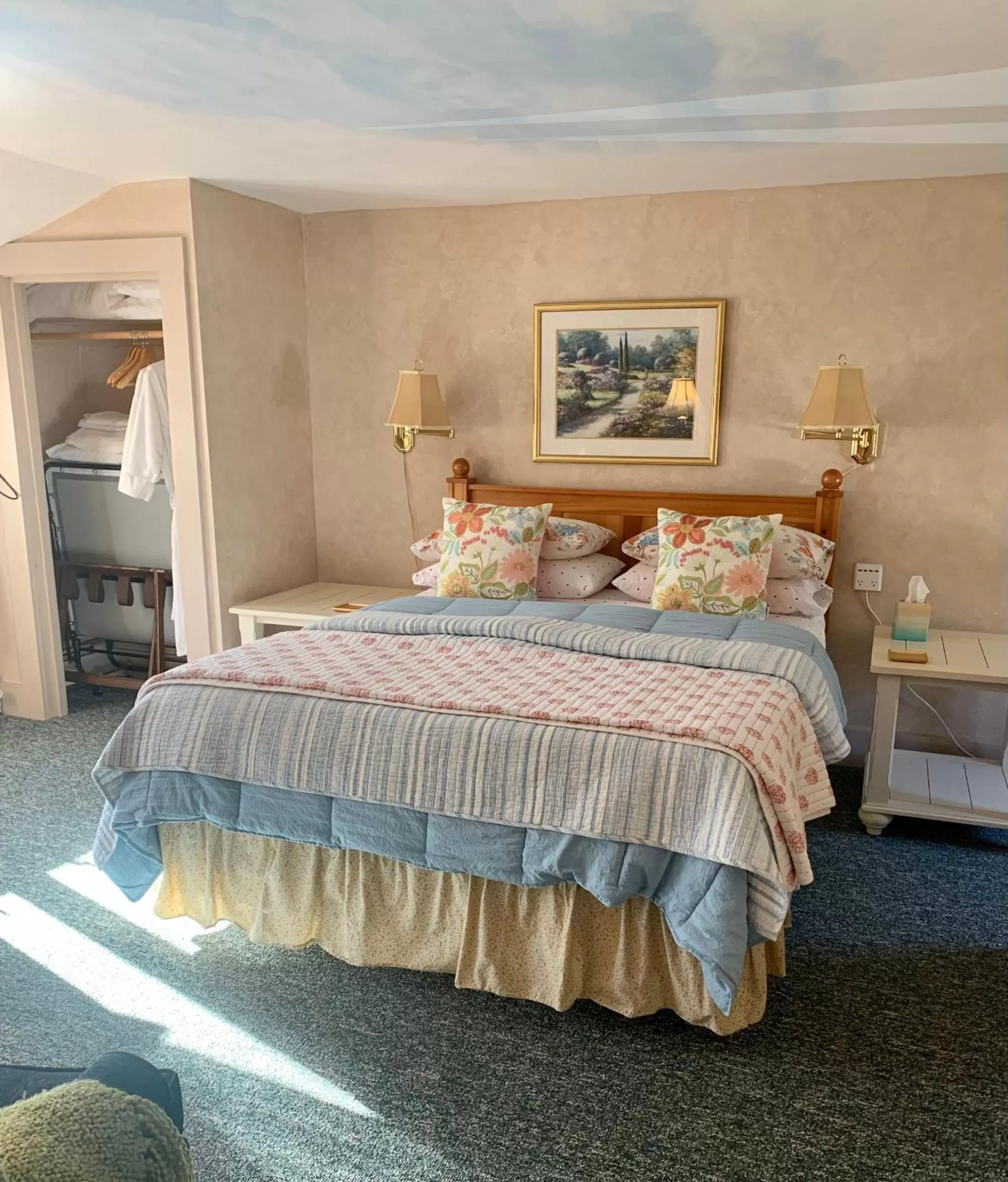 Deluxe Queen Room in The Buttonwood Inn on Mt. Surprise