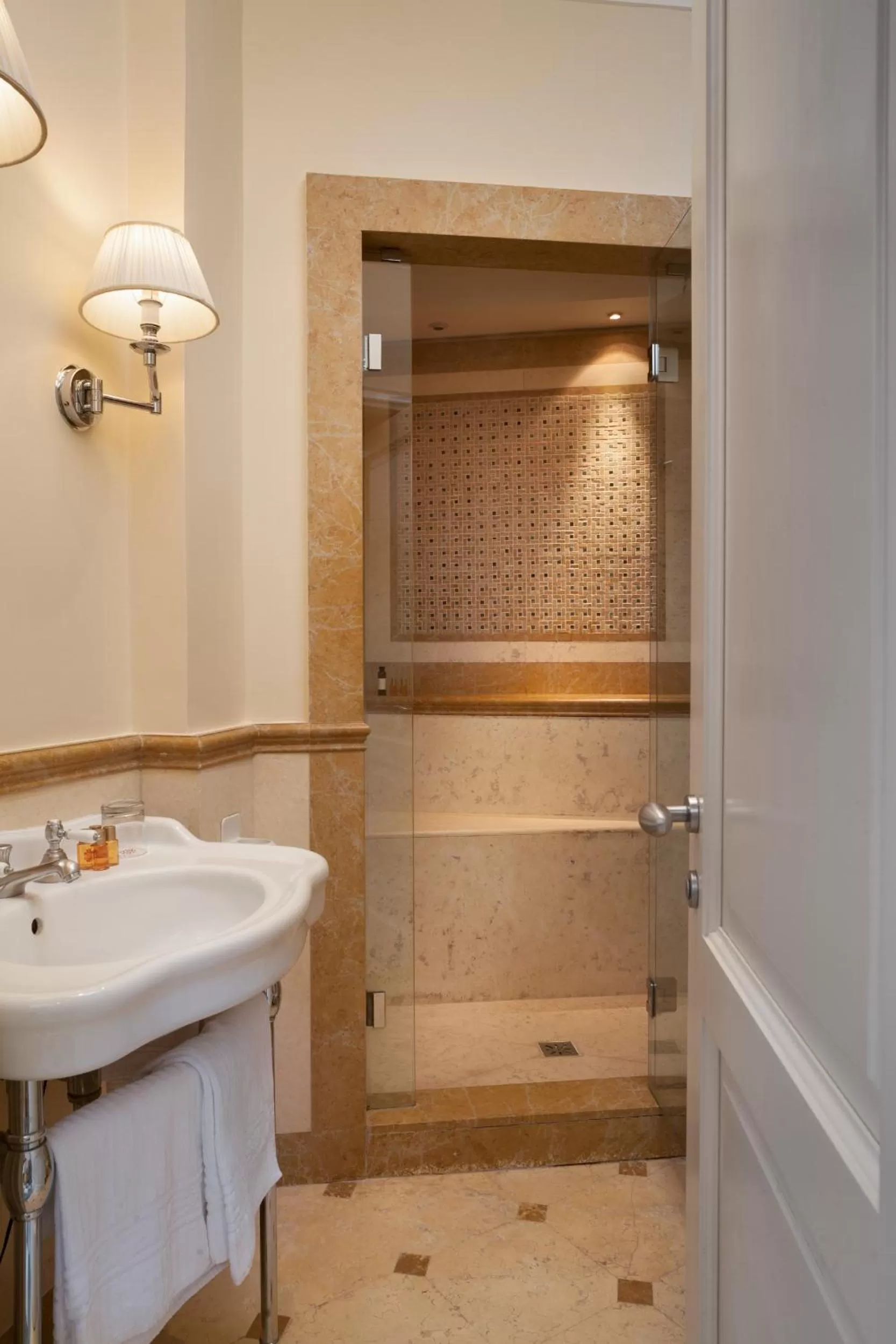 Deluxe Double Room in Hotel Executive