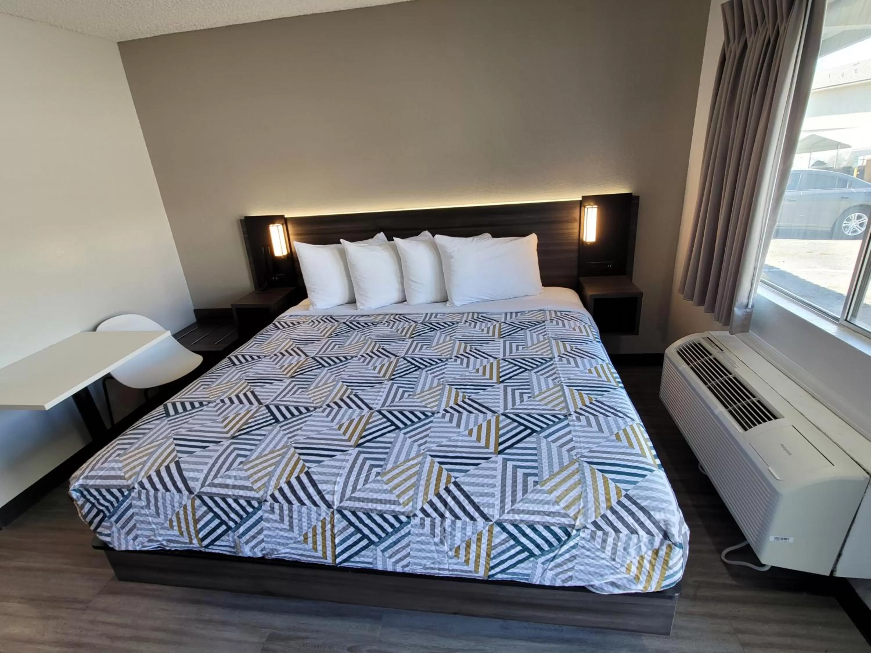 Standard King Room - Smoking in Studio 6 Grand Junction, CO