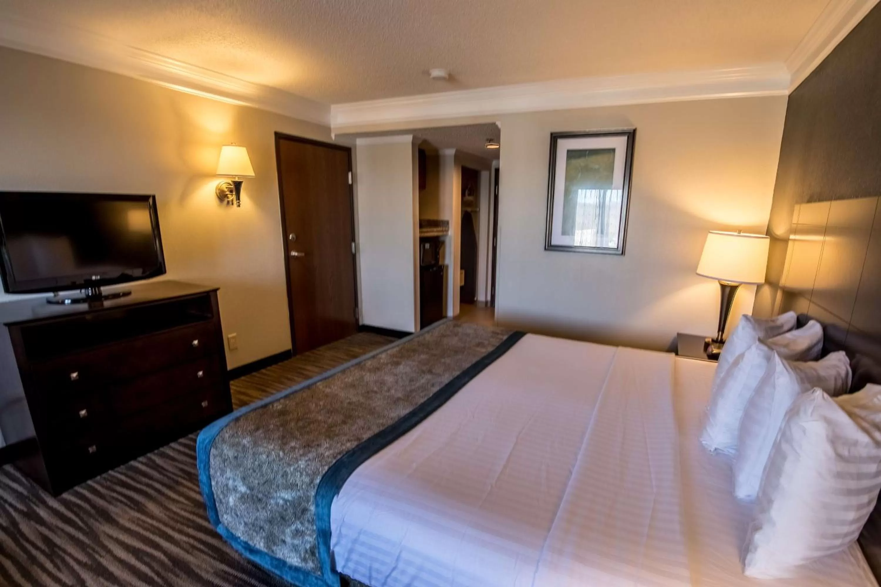 King Room with Roll-in Shower - Disability Access/Non-Smoking in Best Western Augusta West