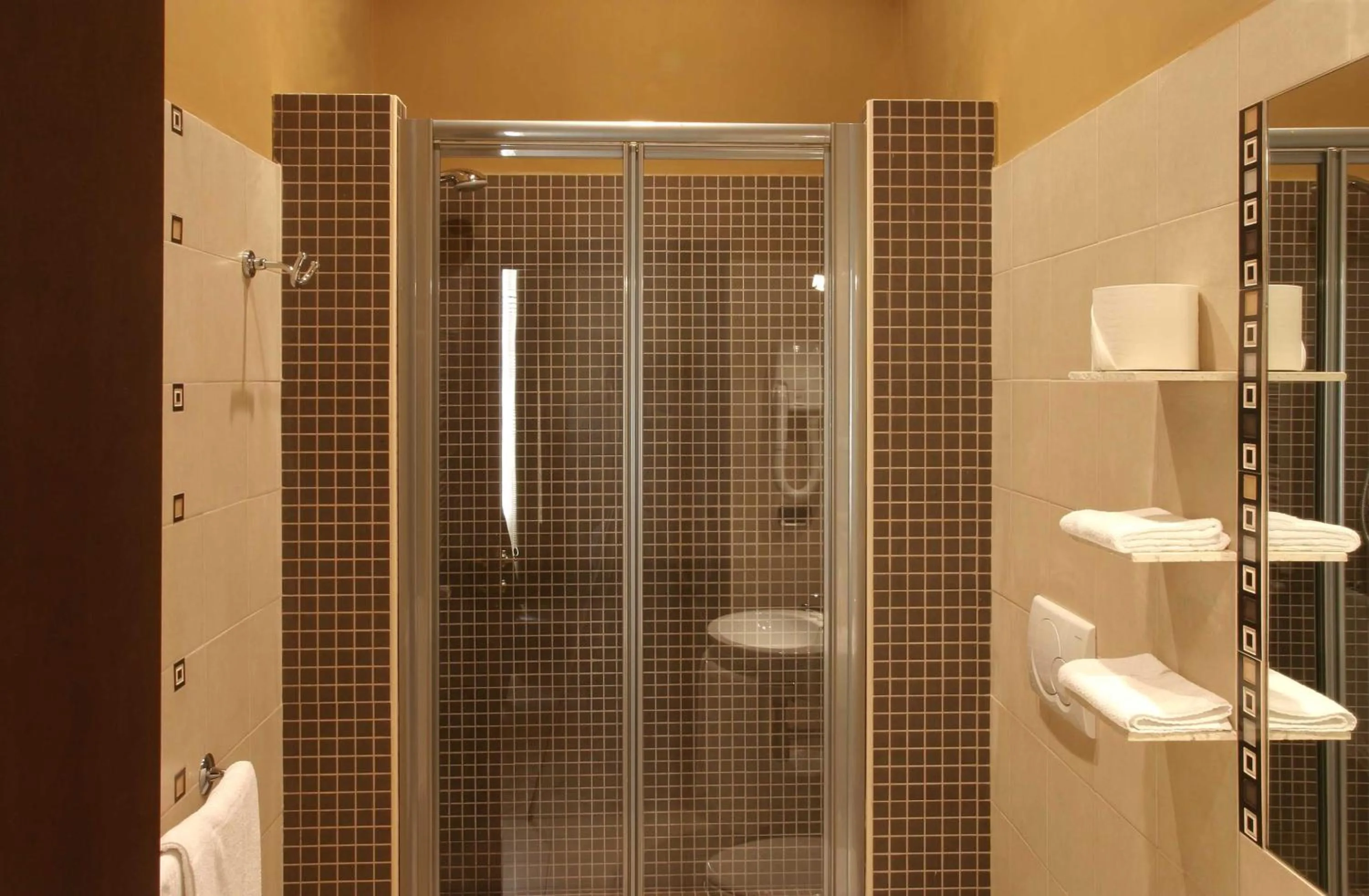 Shower in Basilio 55 Rome