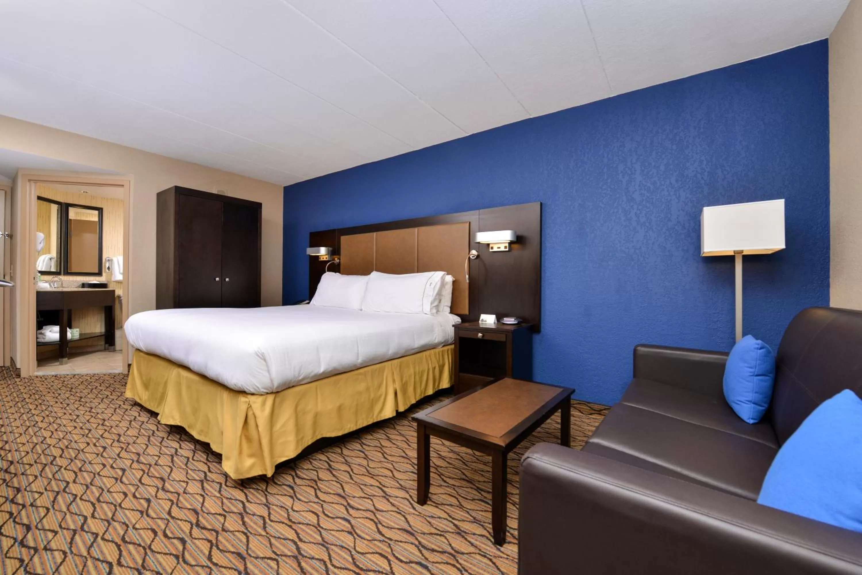 Standard King Room with Sofa Bed in Holiday Inn Express Hunt Valley by IHG