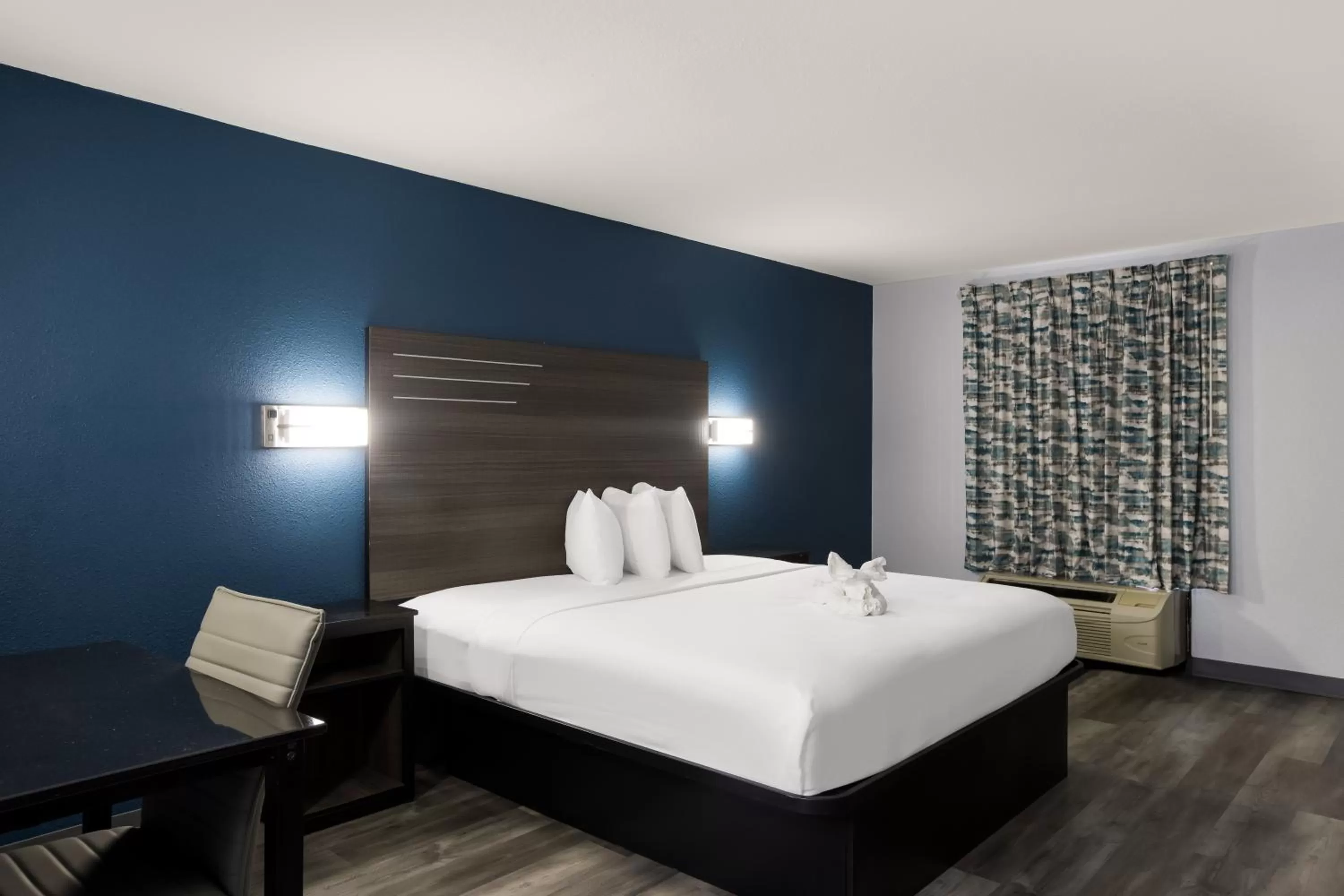 Queen Room with Roll-In Shower - Disability Access/Non Smoking in Suburban Studios