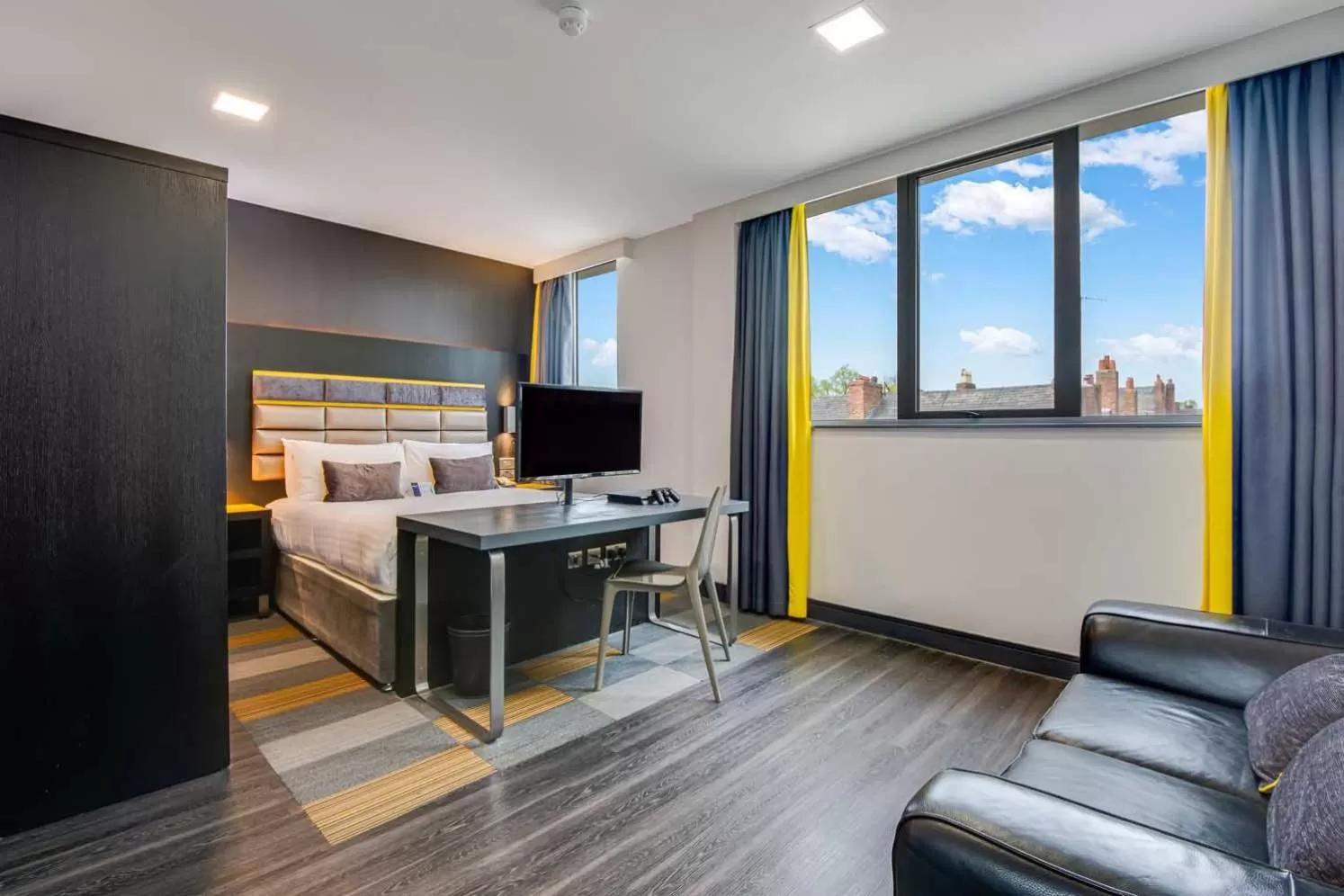 Grande Studio in Roomzzz Chester City