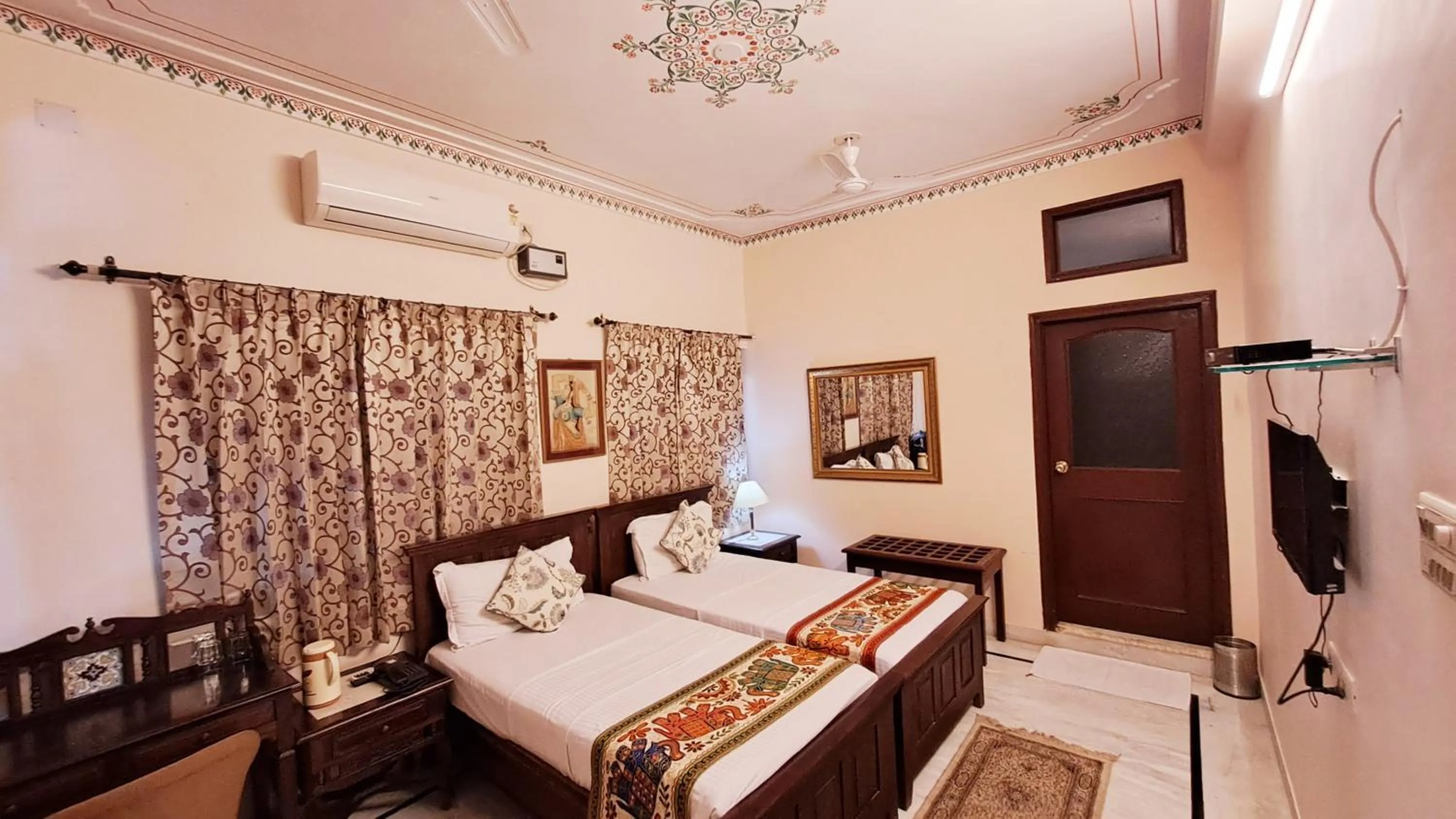 Deluxe Double or Twin Room in Sun Heritage Home