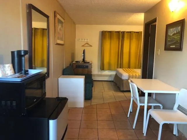 Queen Room - Non-Smoking in Thriftlodge Edmonton