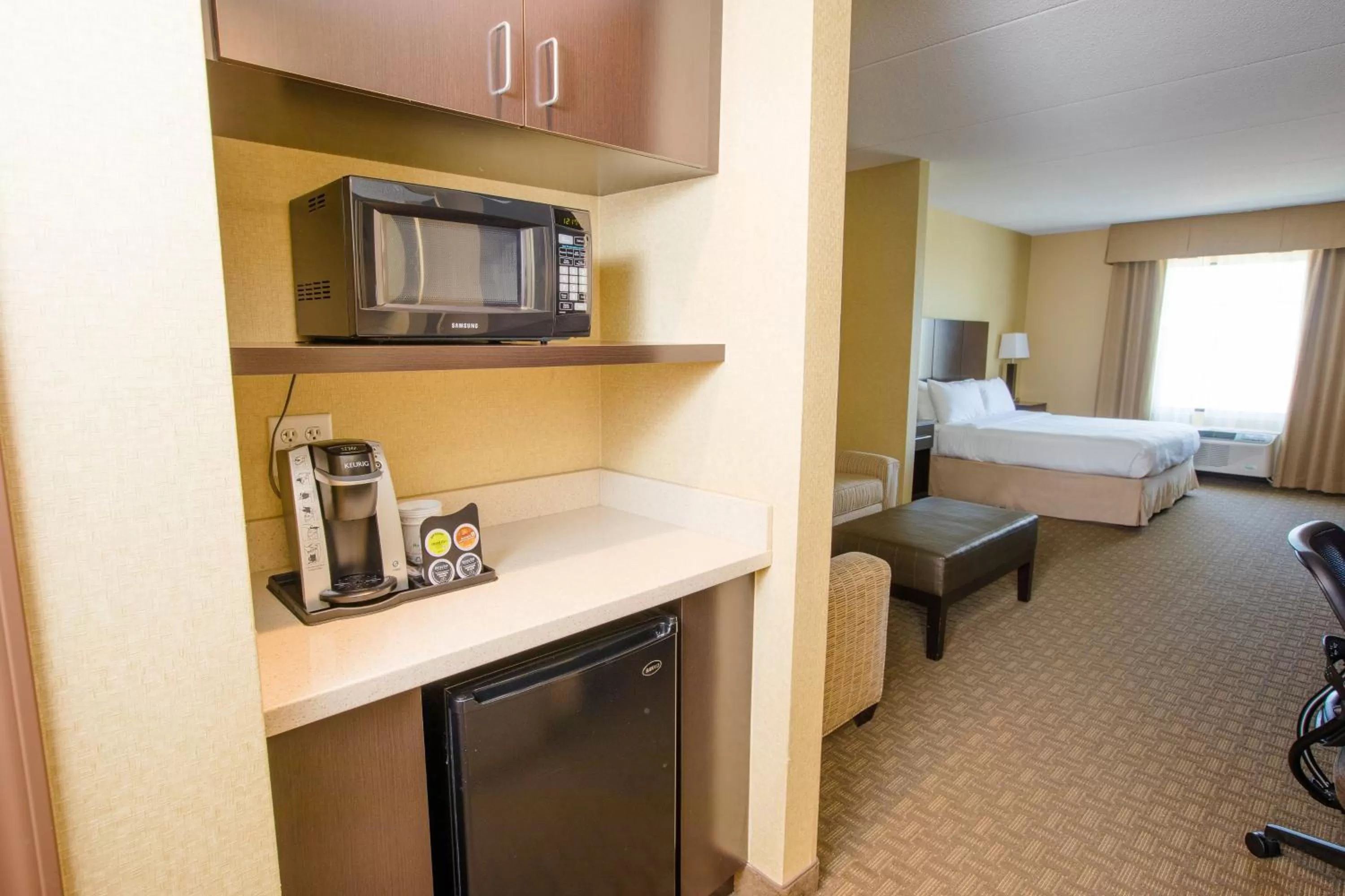 Queen Room with Two Queen Beds Hearing Accessible with Roll-In Shower - Non-Smoking in Holiday Inn Phoenix/Chandler by IHG