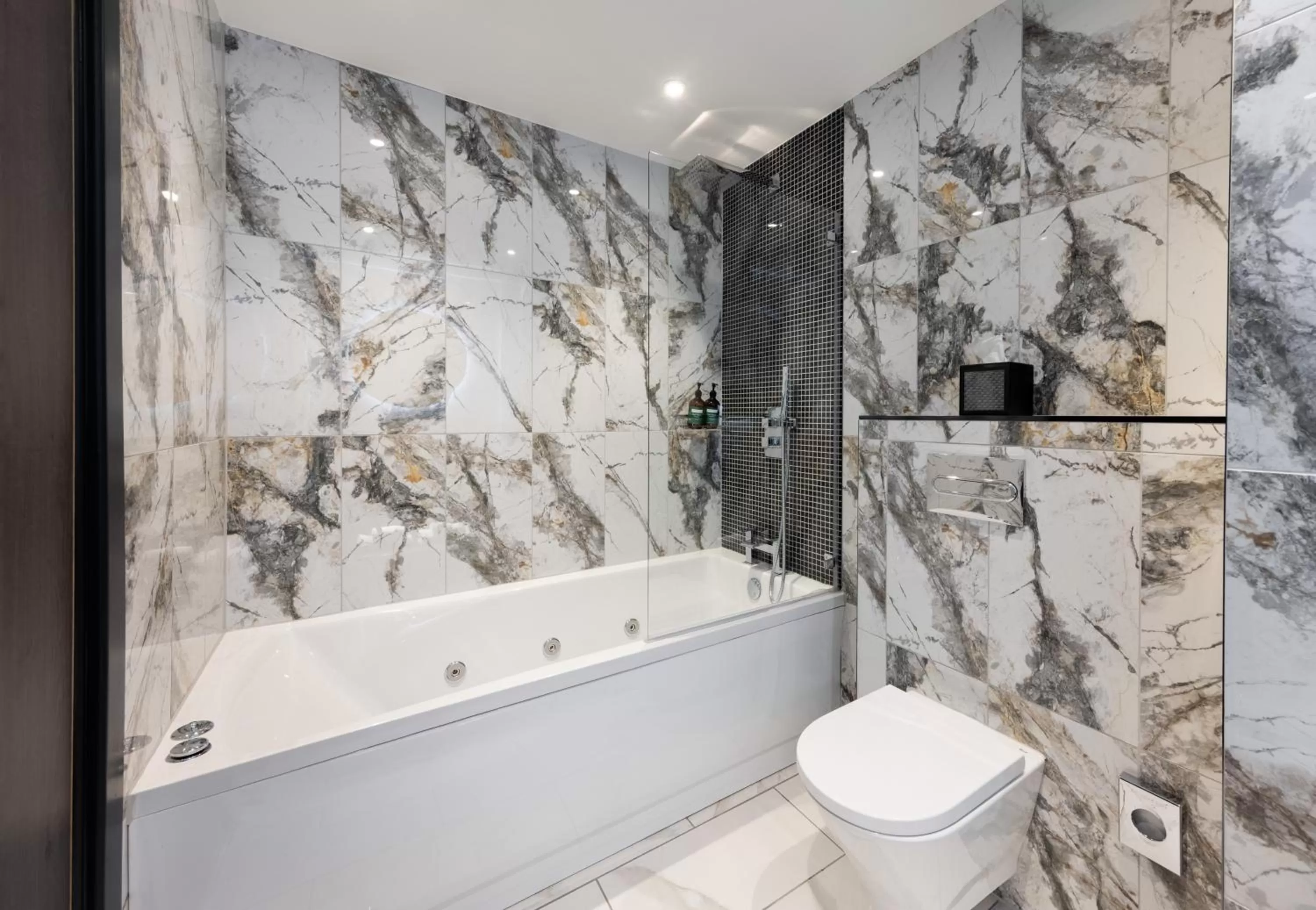 Premium Room with Whirlpool in River Ness Hotel, a member of Radisson Individuals