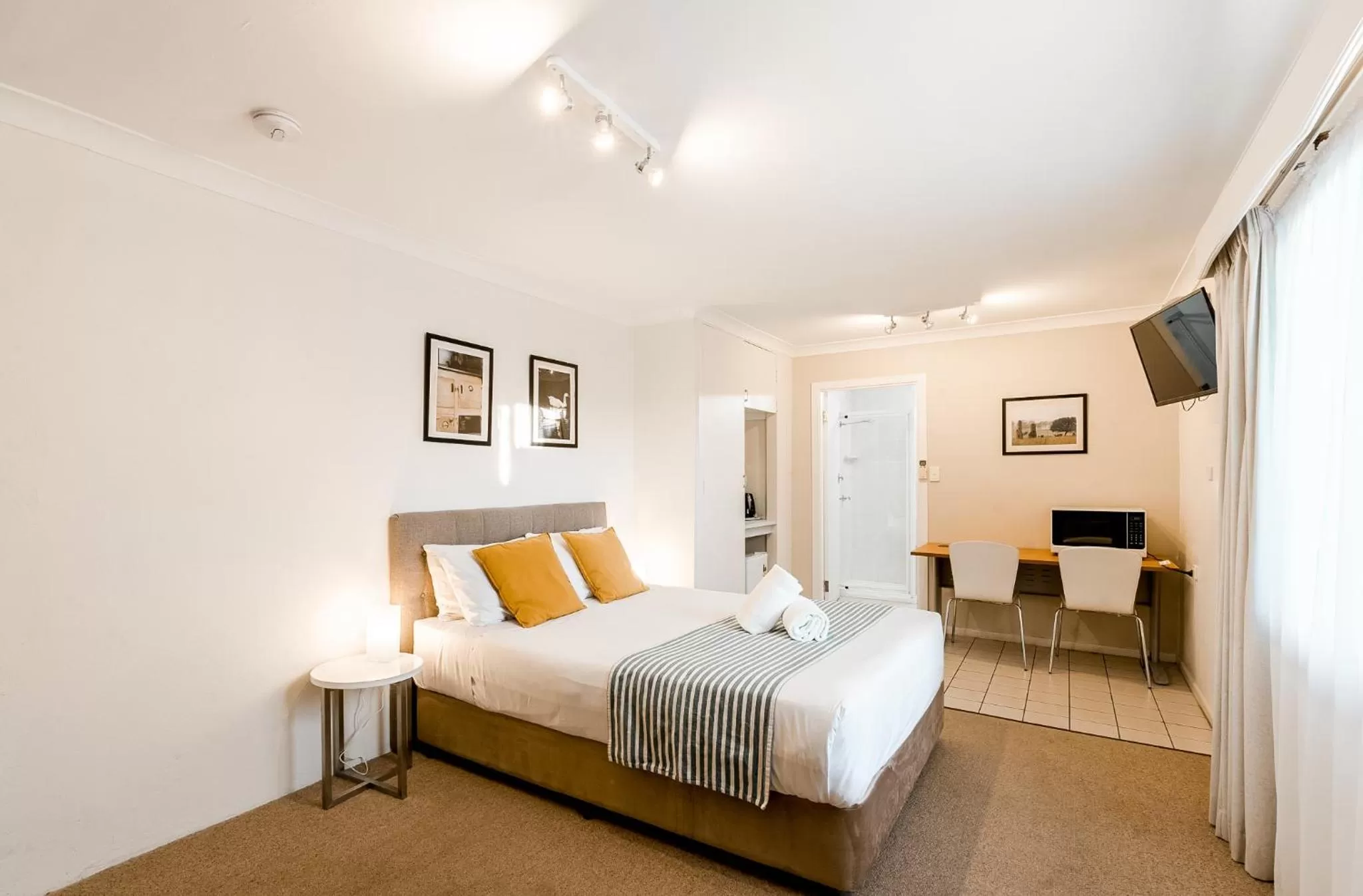 Standard Queen Room in The Henry Parkes Tenterfield