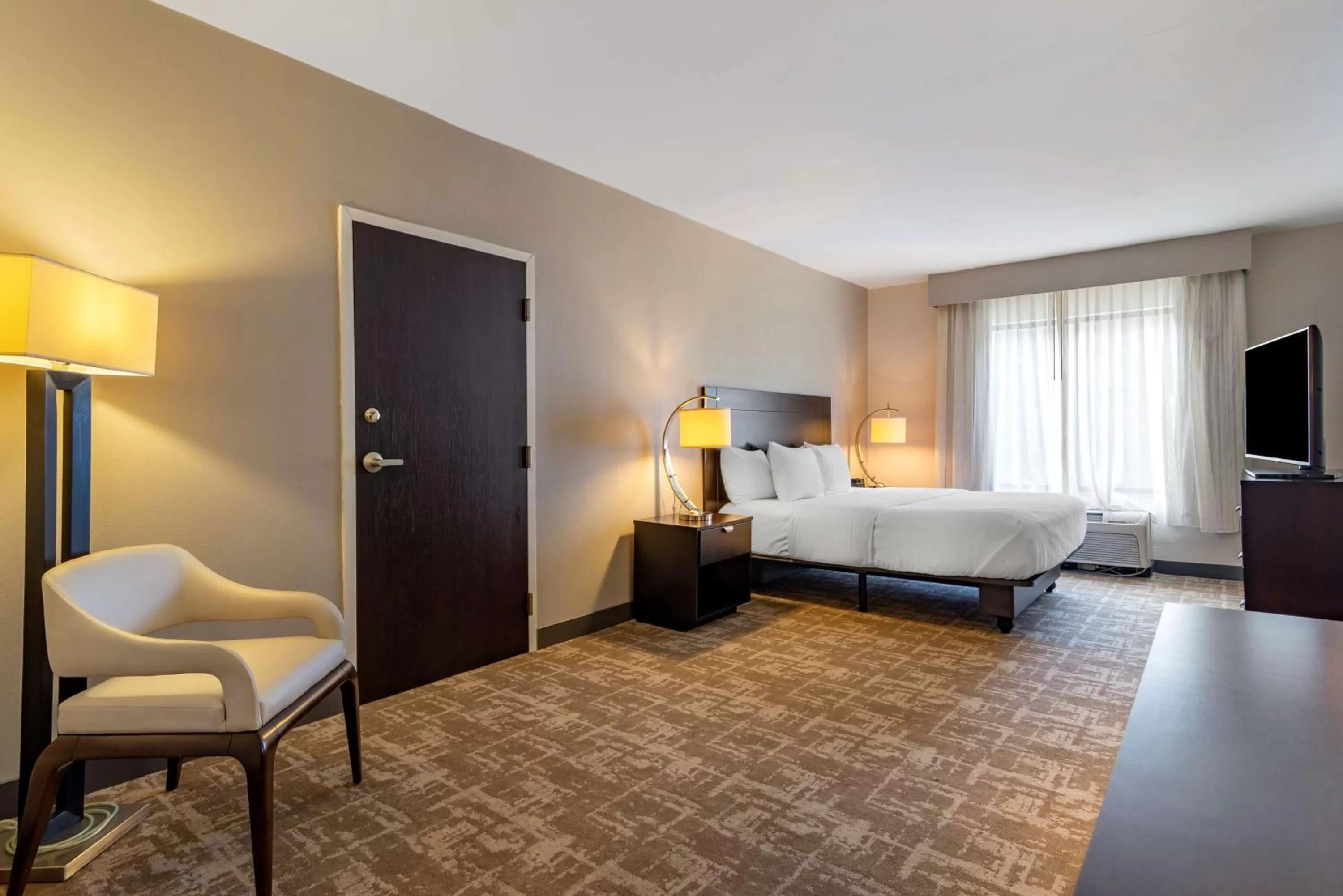 King Room with Mobility Accessible Roll-In Shower in Best Western Plus Dalton Inn