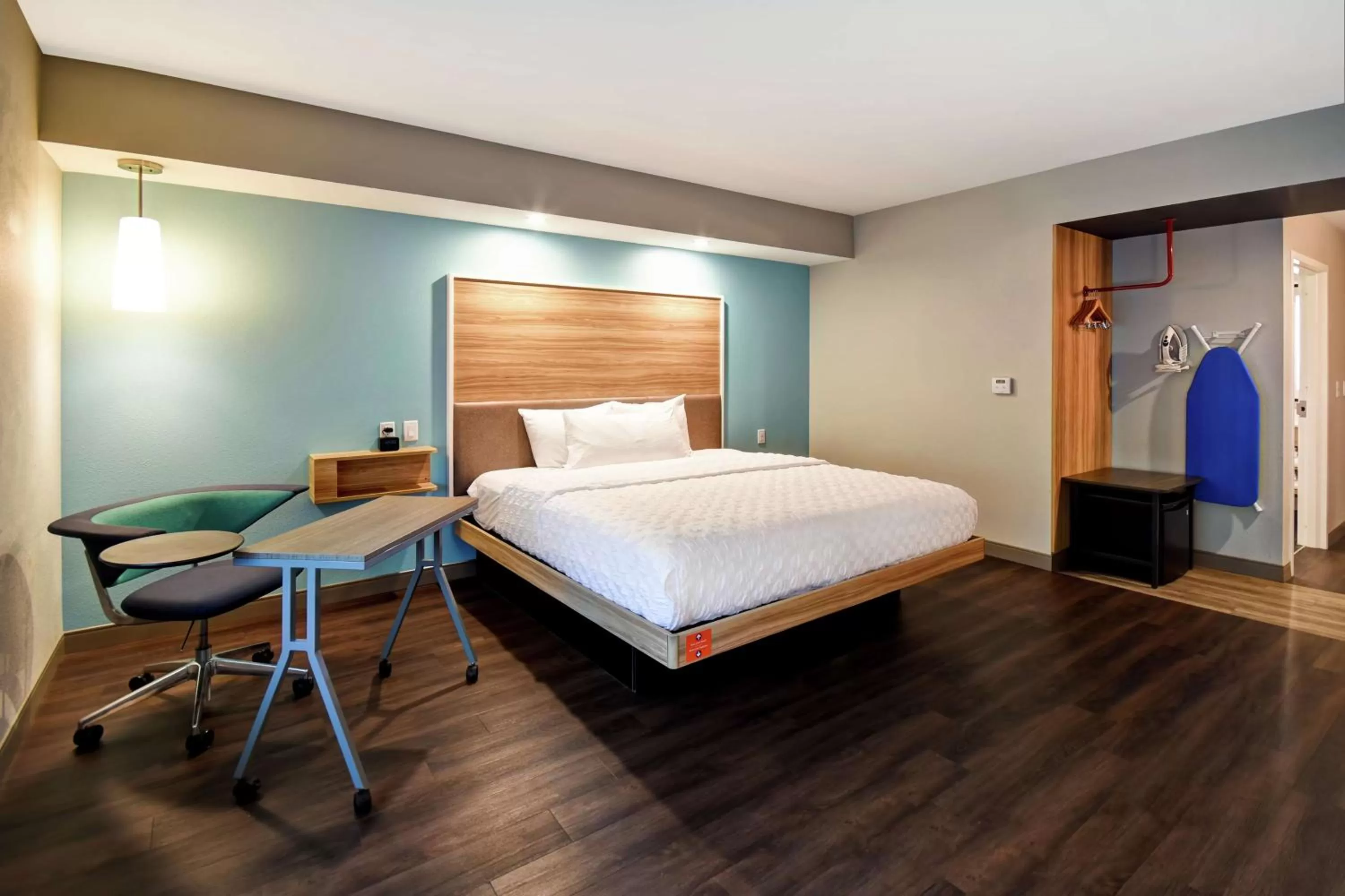 King Room with Accessible Tub - Mobility Access in Tru By Hilton Pigeon Forge