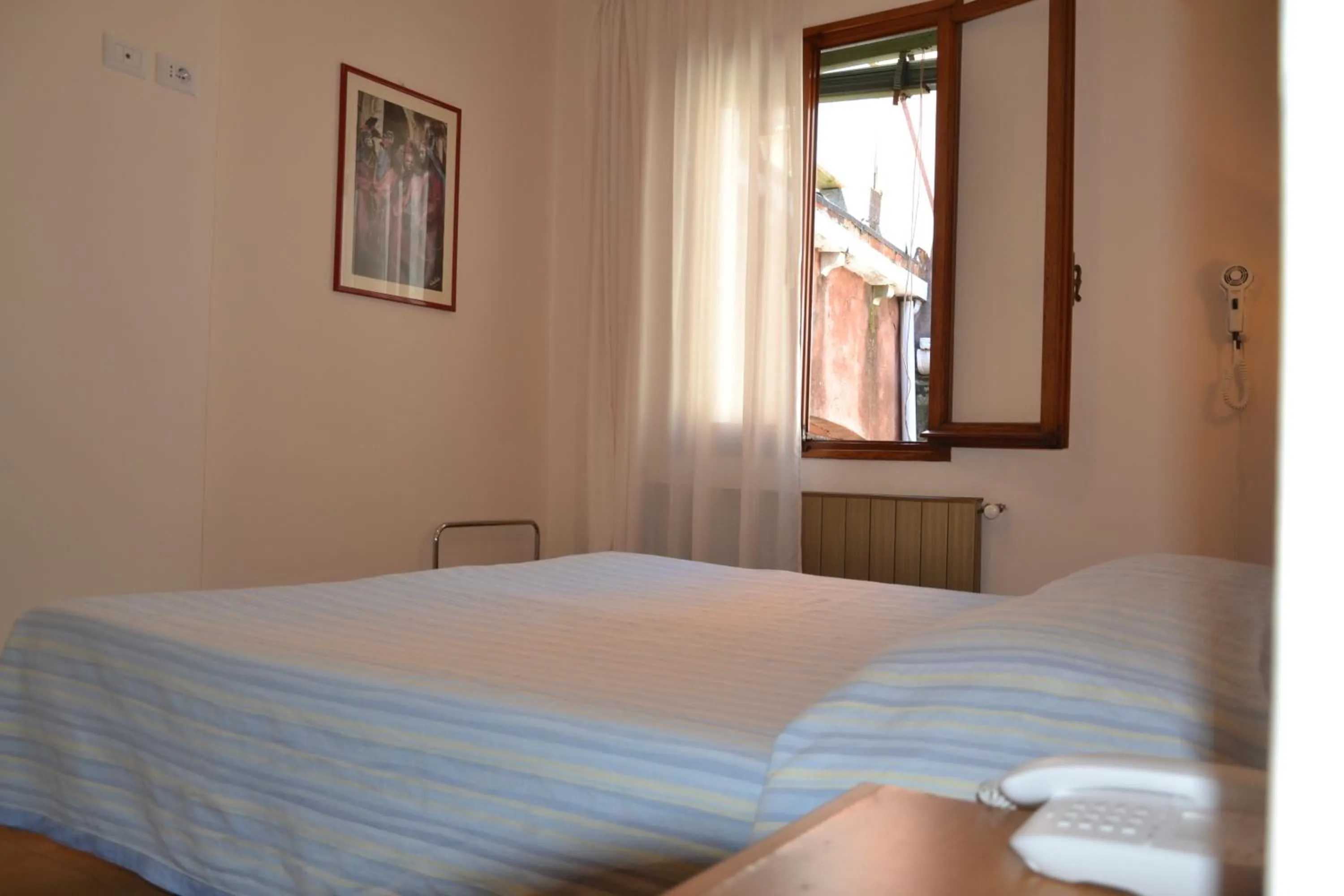 Small Double Room with Private External Bathroom in Hotel Canada