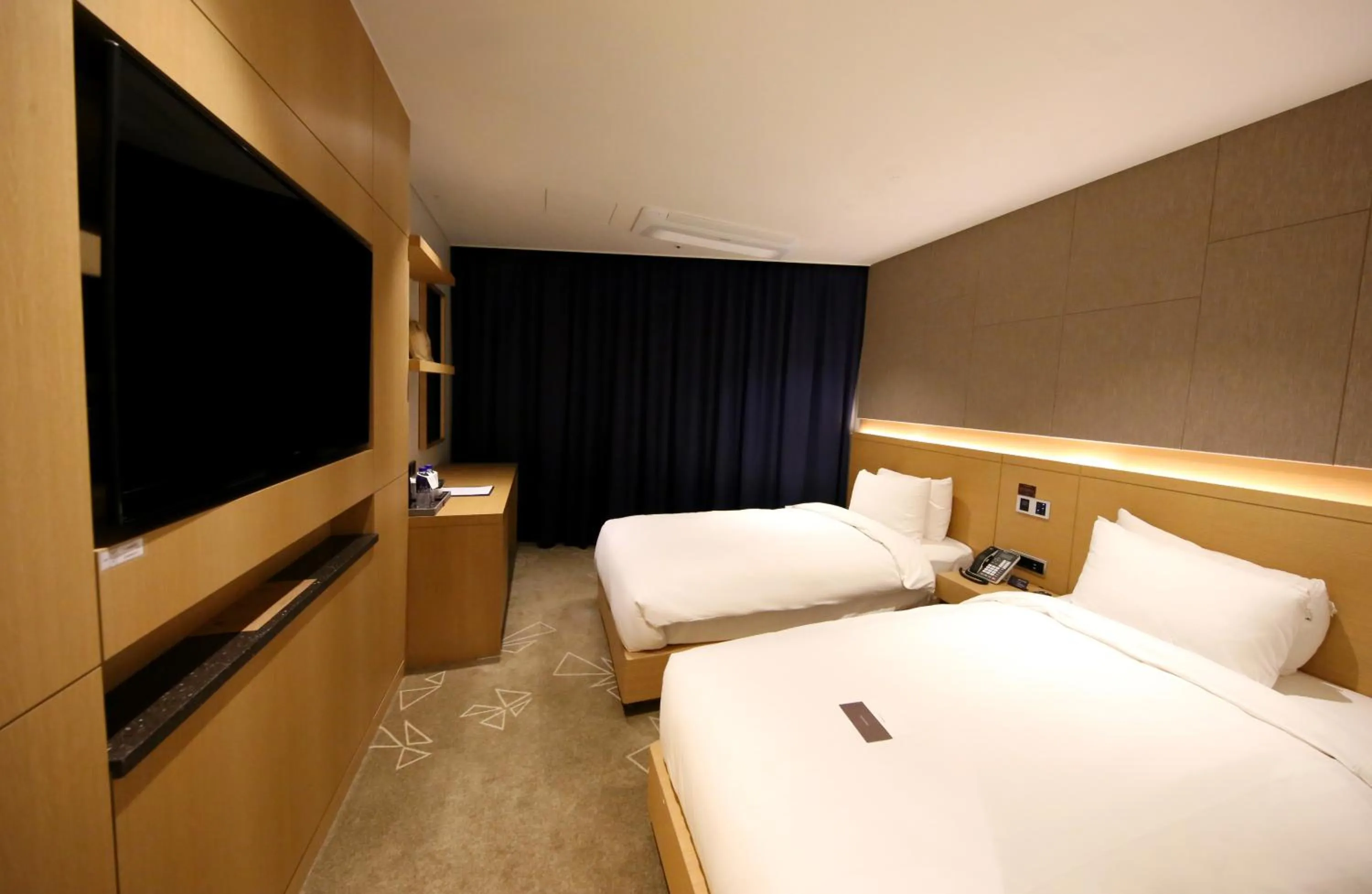 Standard Twin Room with Half Ocean View in Sea Cruise Hotel