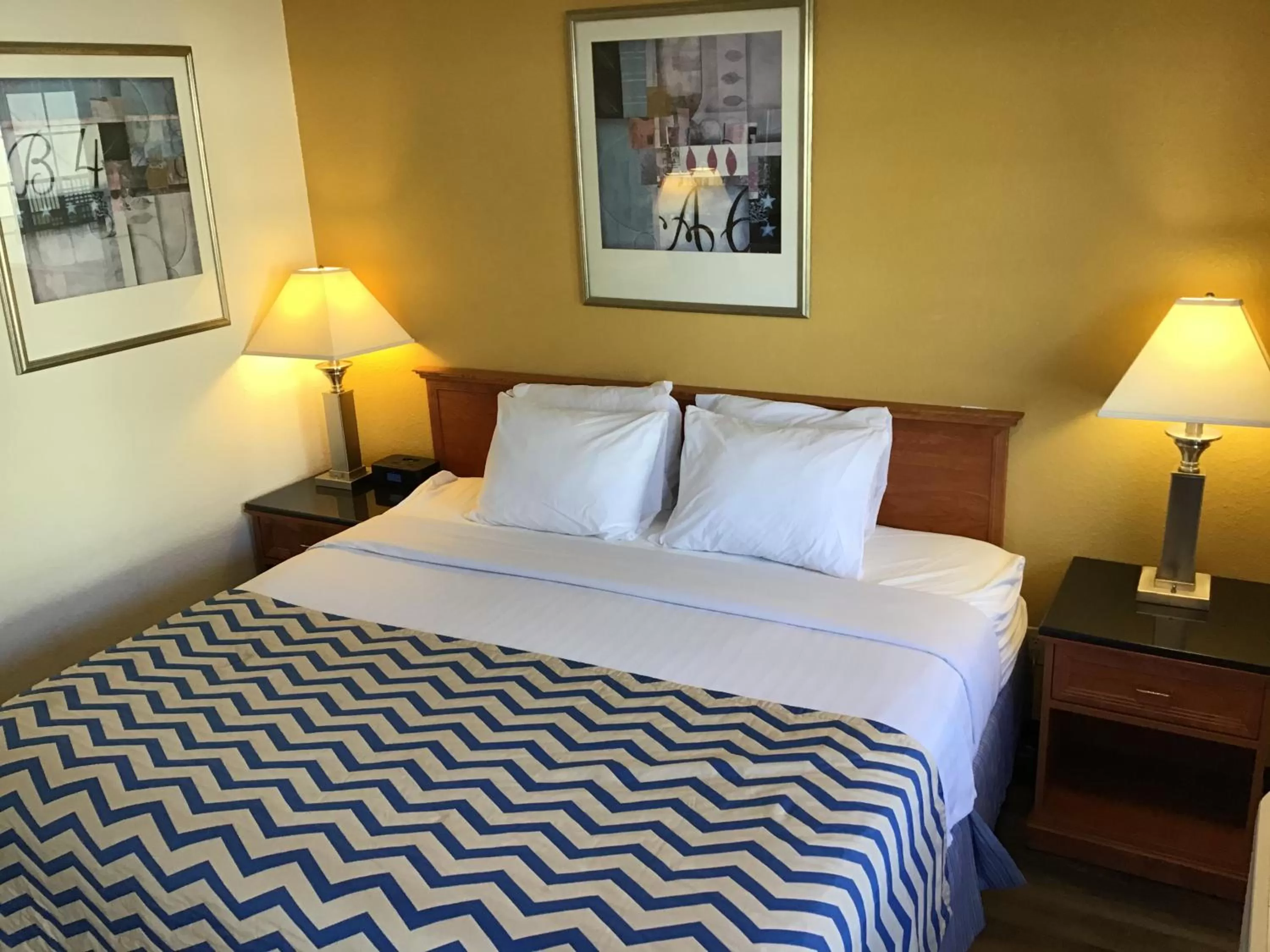 Queen Room - Disability Access - Non-Smoking in Travelodge by Wyndham Pendleton OR